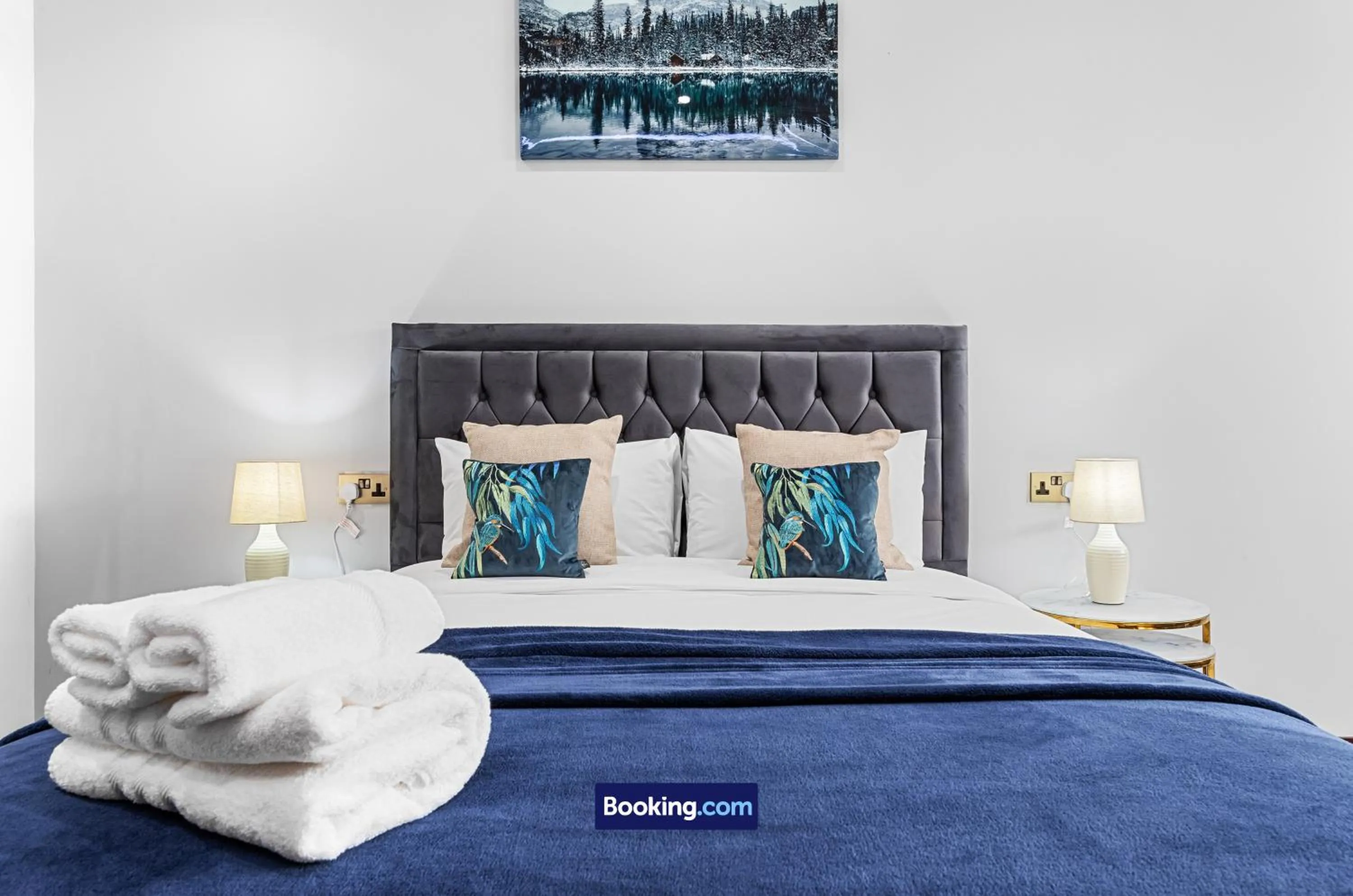 Photo of the whole room, Bed in Stylish Studio Apt By Stay Smart Short Lets & Serviced Accommodation Woodstock With Free WiFi