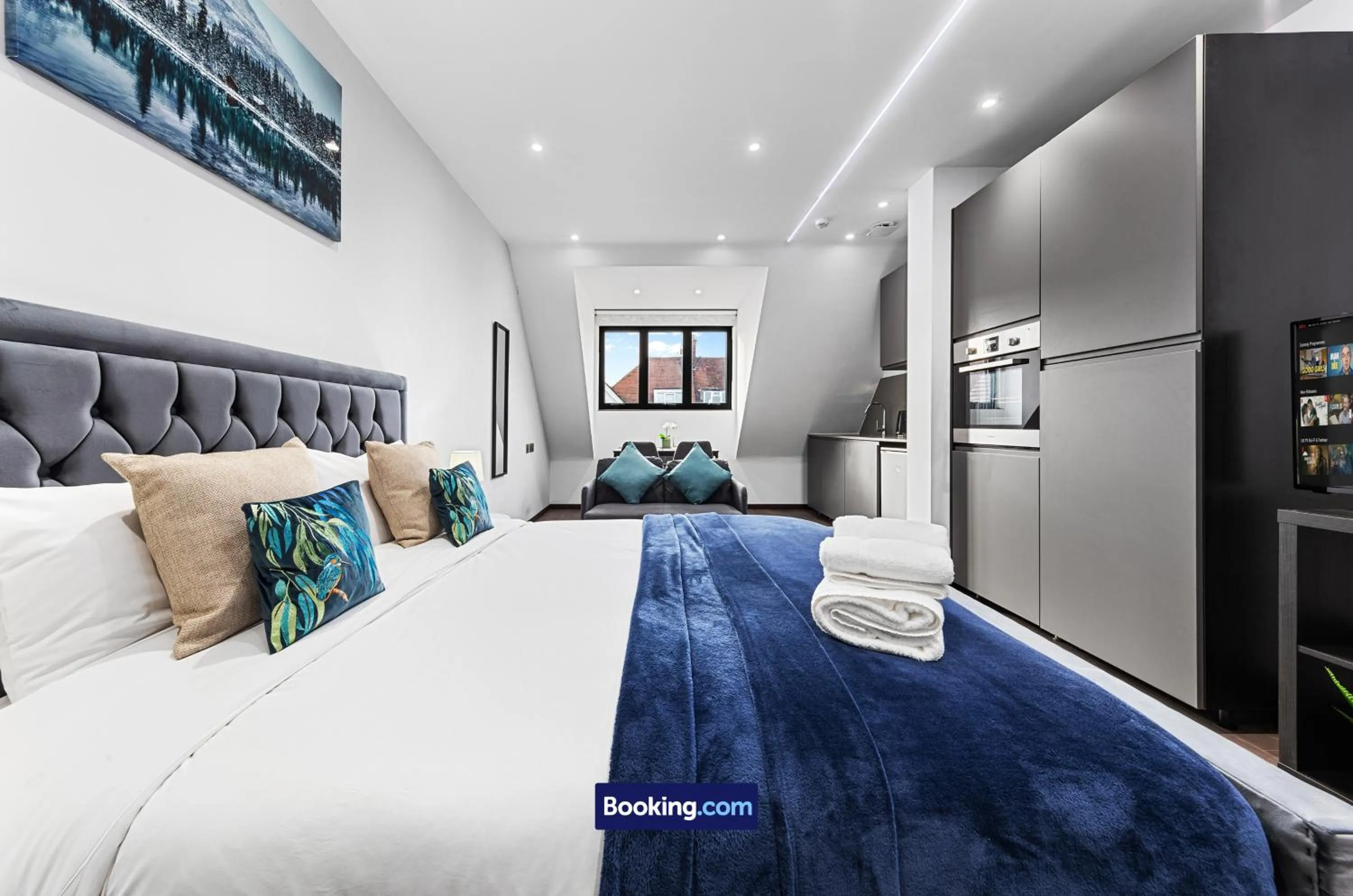 Bed in Stylish Studio Apt By Stay Smart Short Lets & Serviced Accommodation Woodstock With Free WiFi