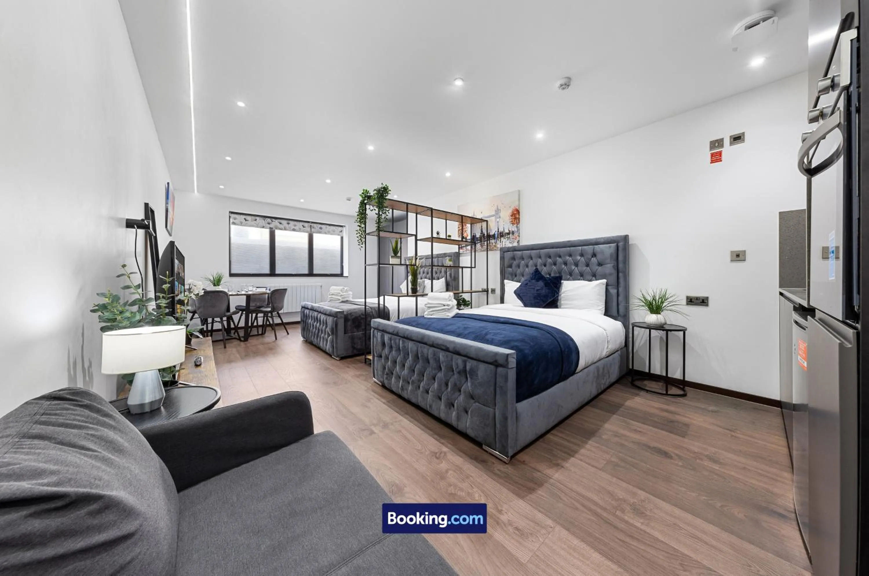 Bed in Stylish Studio Apt By Stay Smart Short Lets & Serviced Accommodation Woodstock With Free WiFi