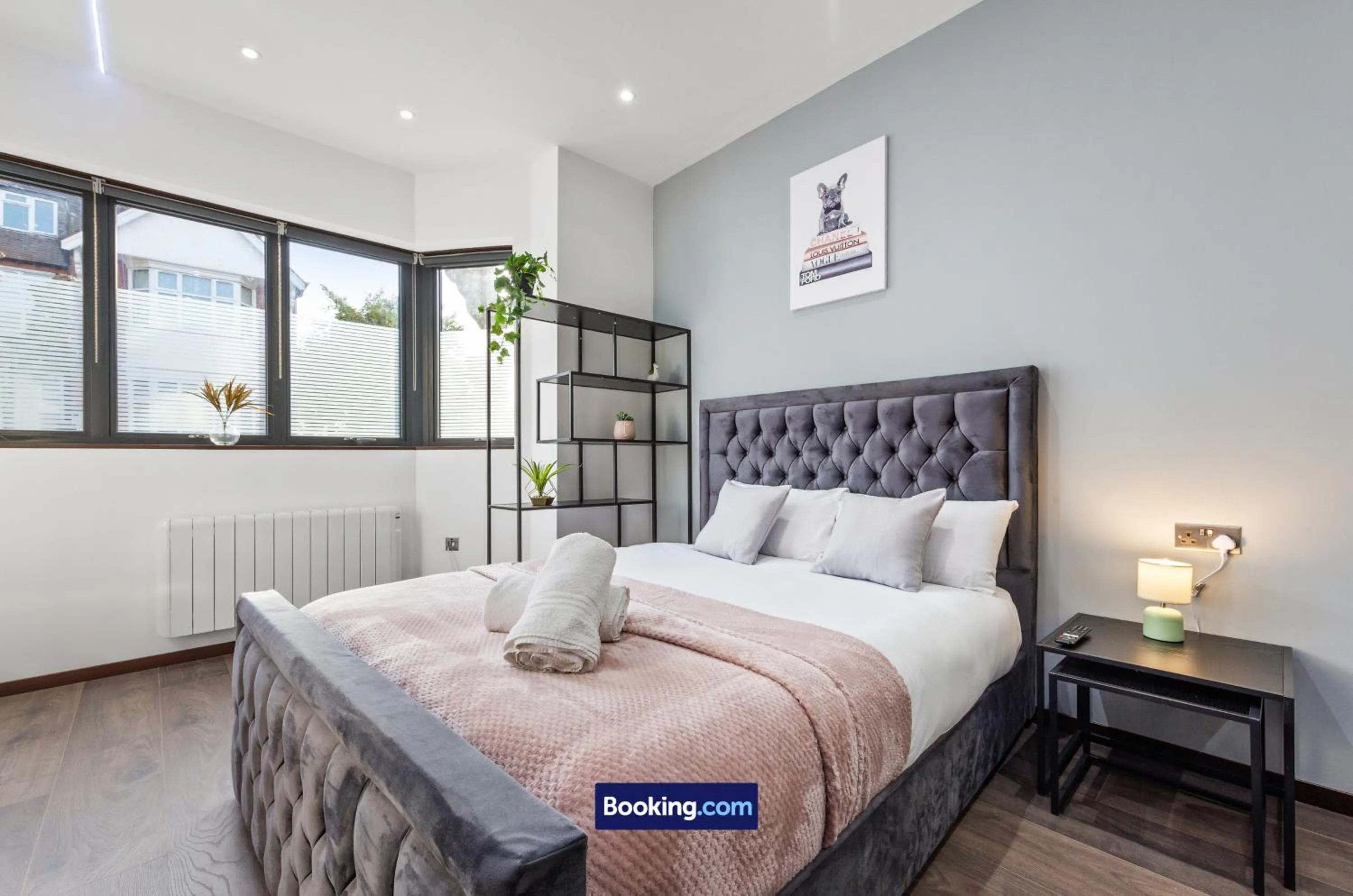 Bed in Stylish Studio Apt By Stay Smart Short Lets & Serviced Accommodation Woodstock With Free WiFi