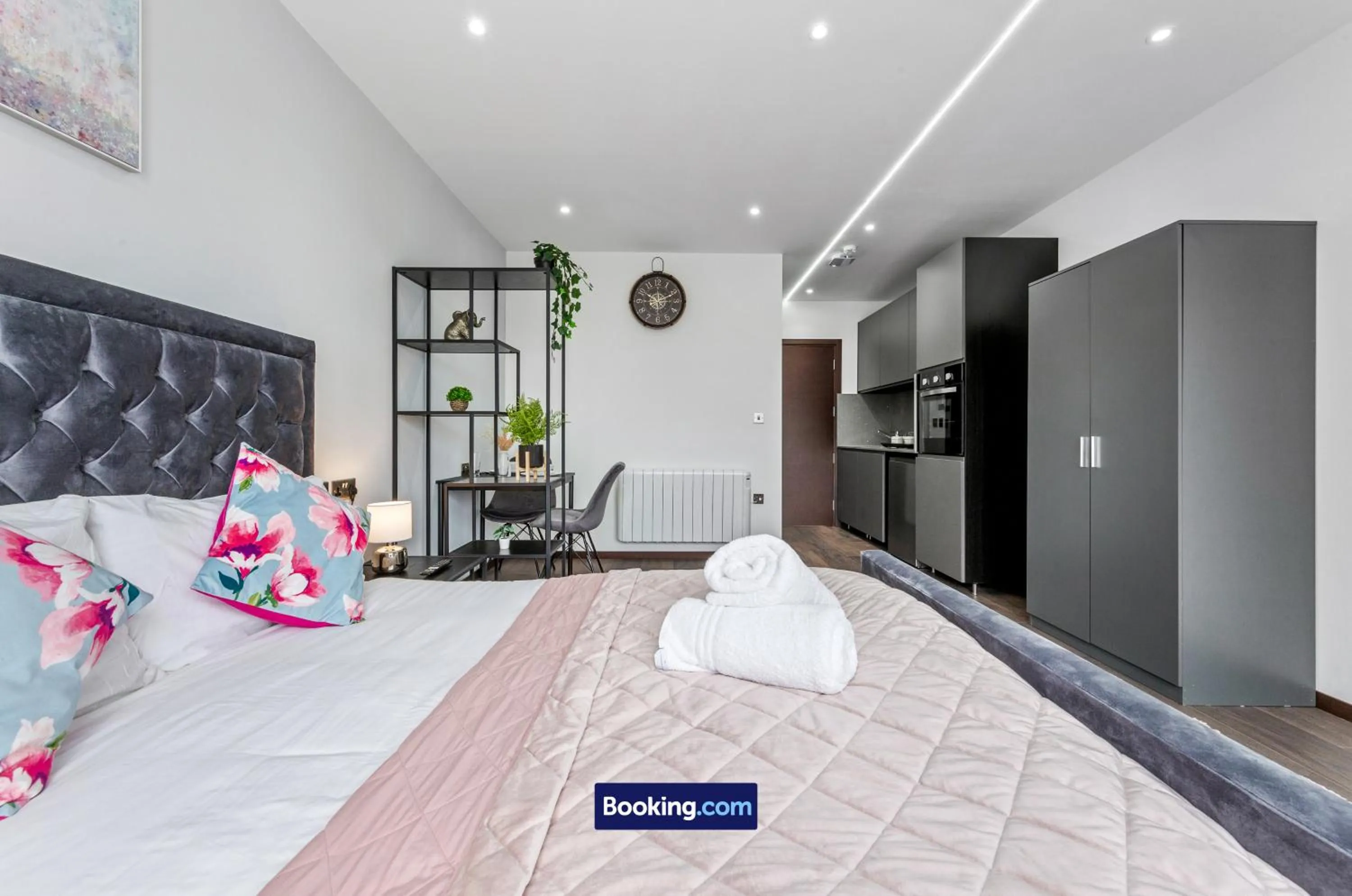 Bed in Stylish Studio Apt By Stay Smart Short Lets & Serviced Accommodation Woodstock With Free WiFi