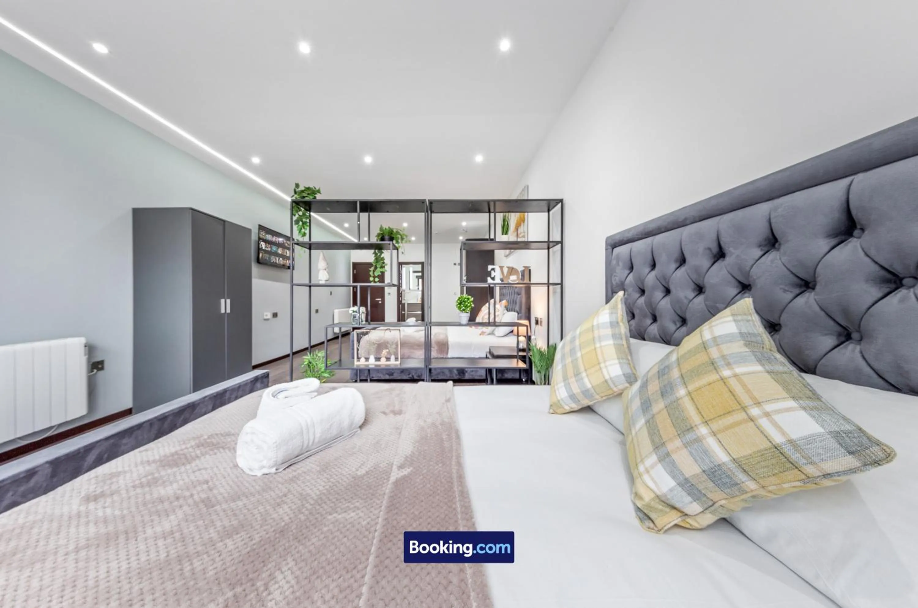 Bed in Stylish Studio Apt By Stay Smart Short Lets & Serviced Accommodation Woodstock With Free WiFi