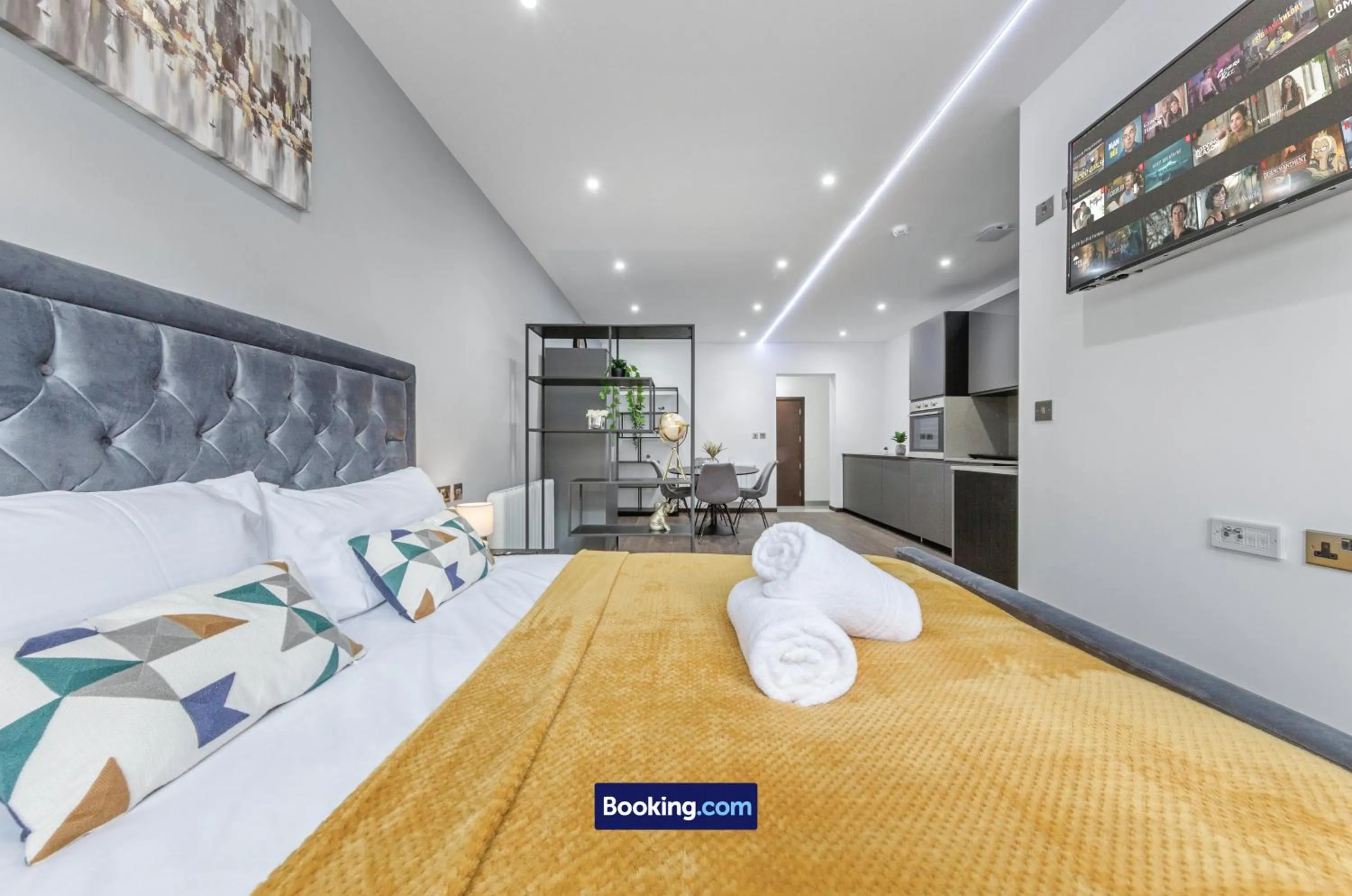 Bed in Stylish Studio Apt By Stay Smart Short Lets & Serviced Accommodation Woodstock With Free WiFi