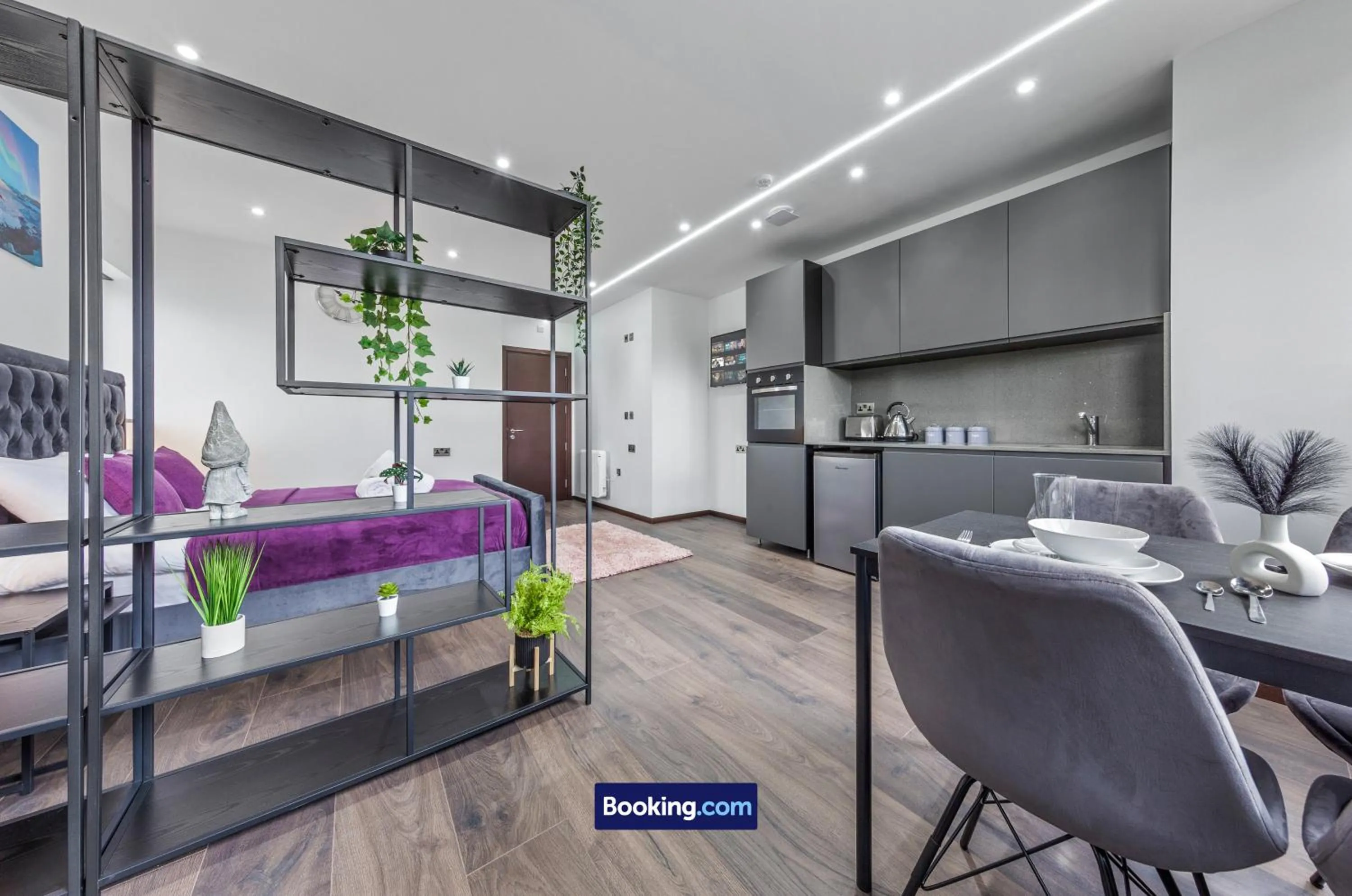 Bed in Stylish Studio Apt By Stay Smart Short Lets & Serviced Accommodation Woodstock With Free WiFi