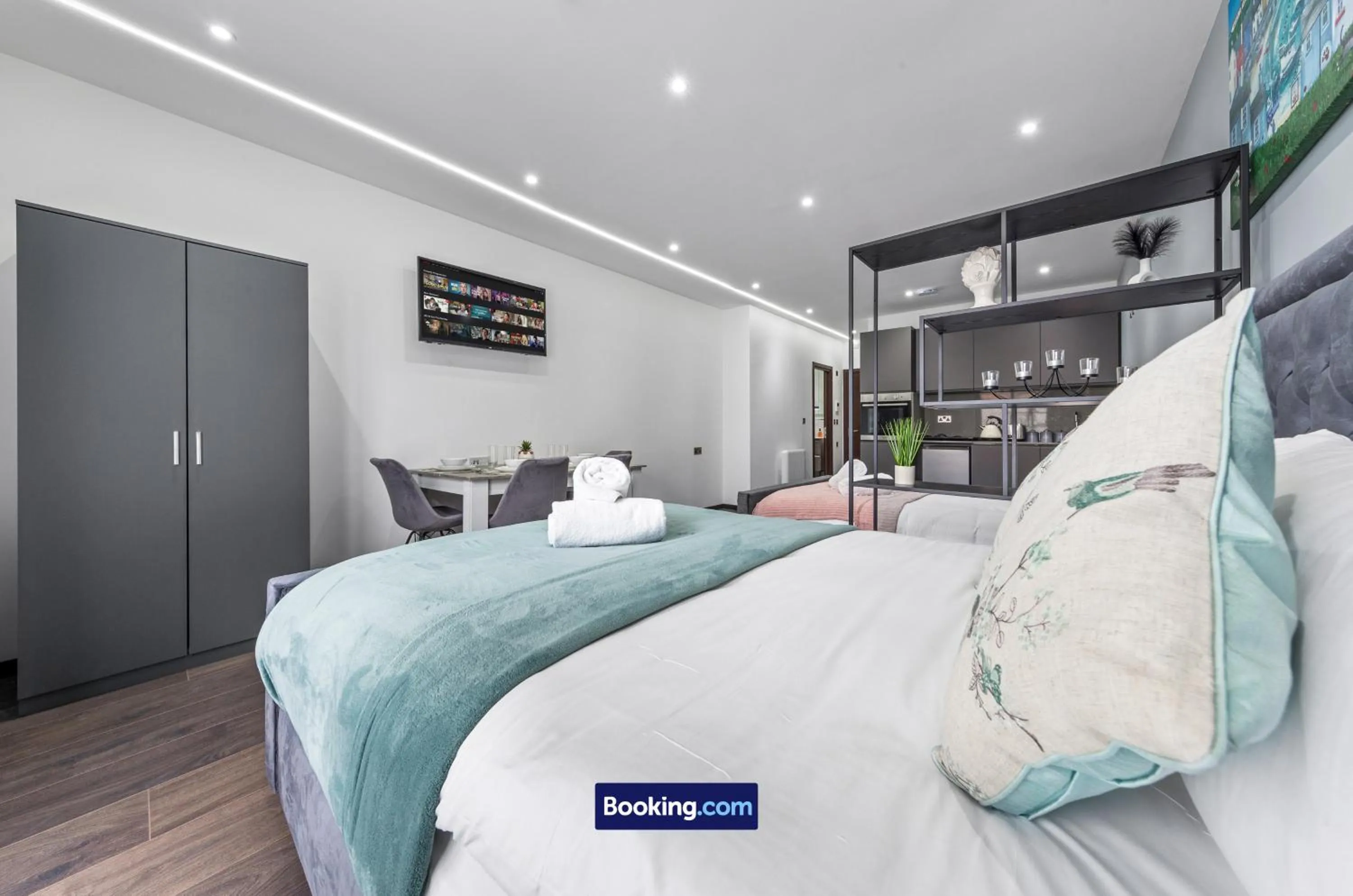 Bed in Stylish Studio Apt By Stay Smart Short Lets & Serviced Accommodation Woodstock With Free WiFi