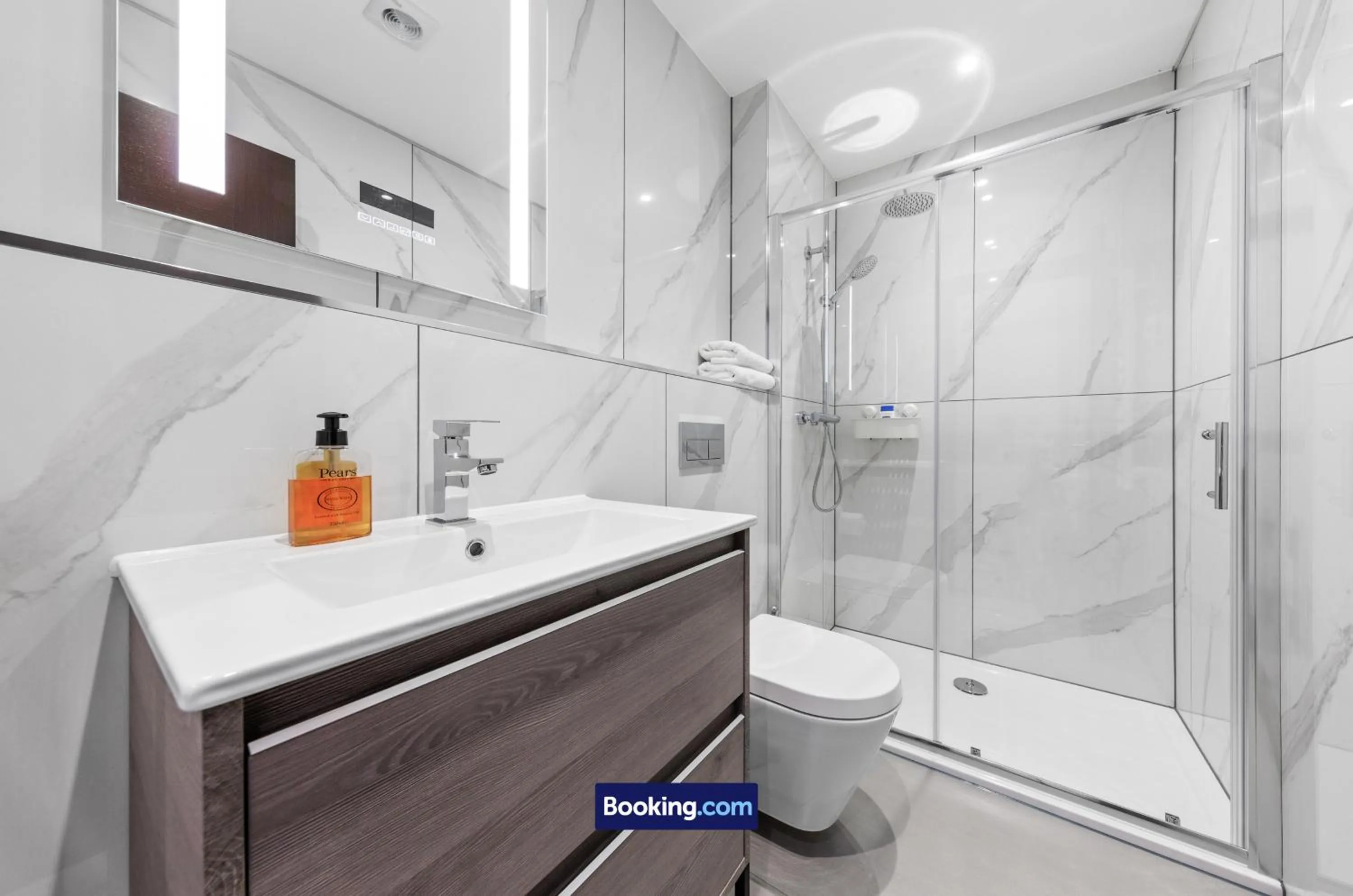 Bathroom in Stylish Studio Apt By Stay Smart Short Lets & Serviced Accommodation Woodstock With Free WiFi