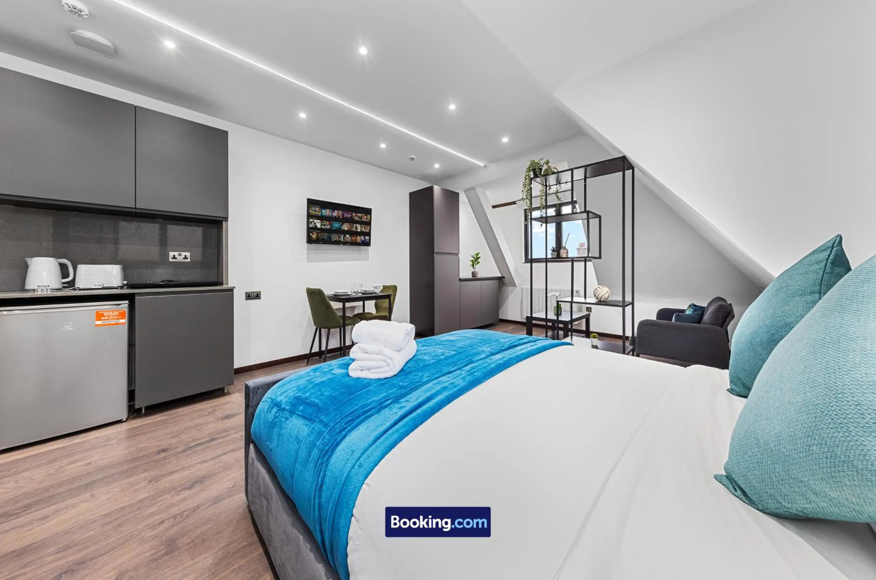 Bed in Stylish Studio Apt By Stay Smart Short Lets & Serviced Accommodation Woodstock With Free WiFi