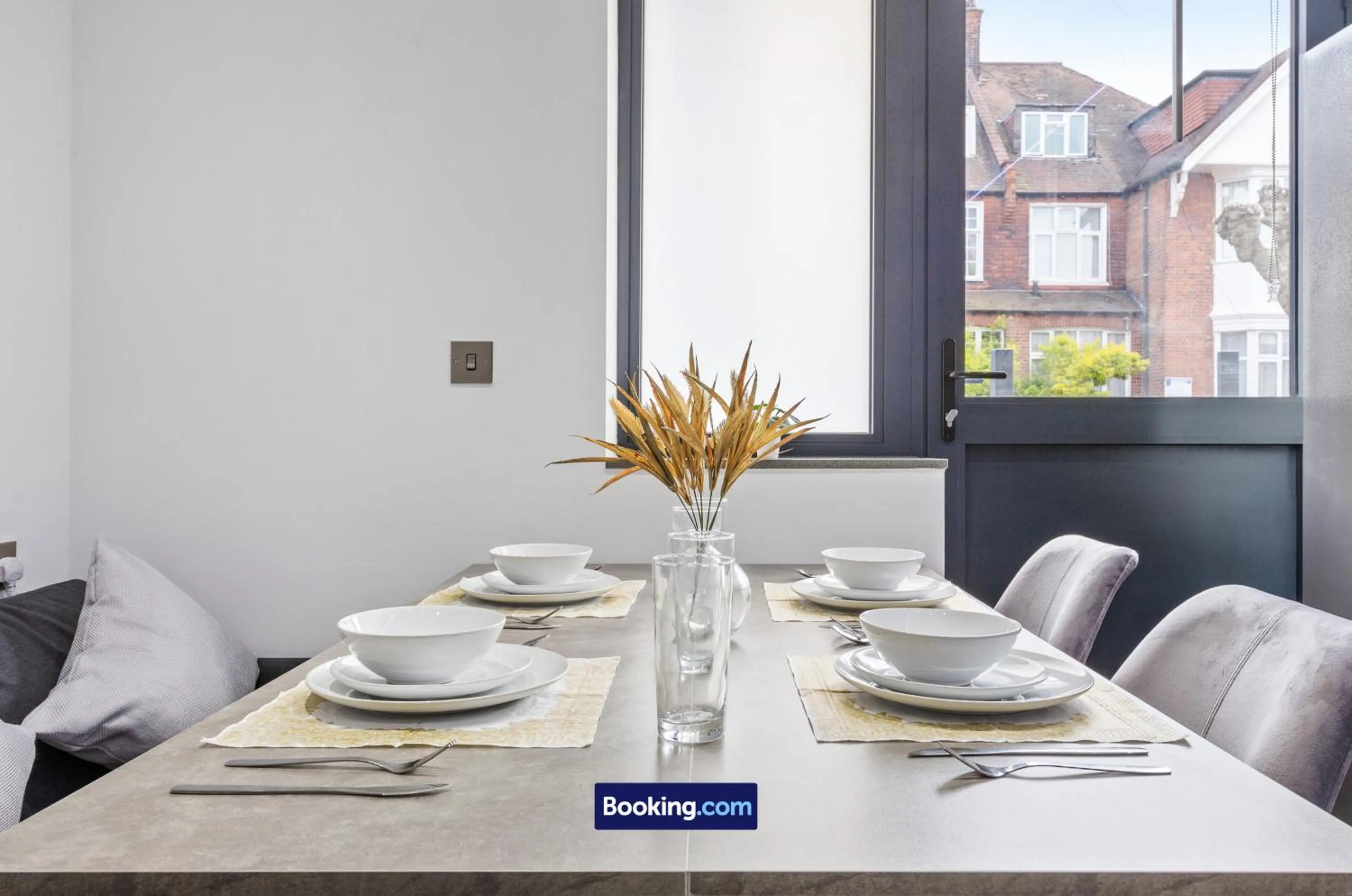 Dining area in Stylish Studio Apt By Stay Smart Short Lets & Serviced Accommodation Woodstock With Free WiFi