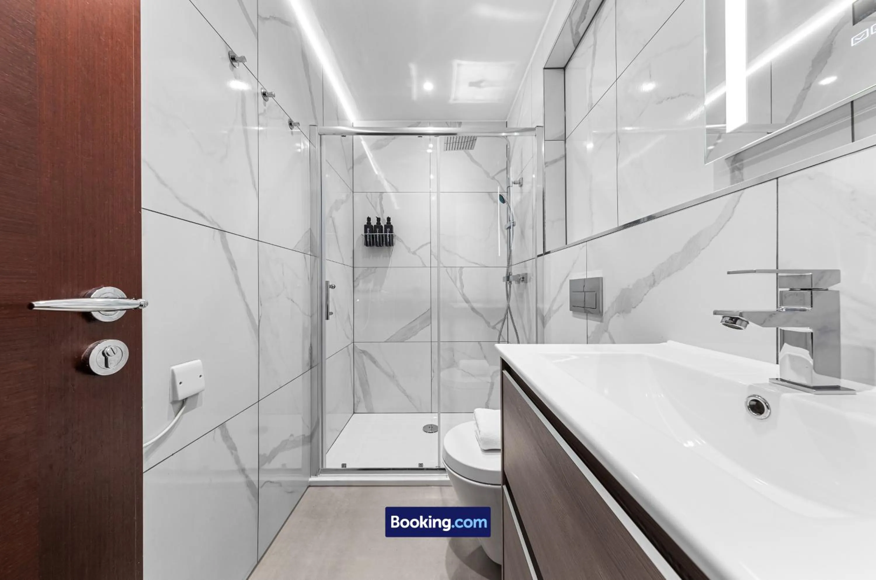 Bathroom in Stylish Studio Apt By Stay Smart Short Lets & Serviced Accommodation Woodstock With Free WiFi