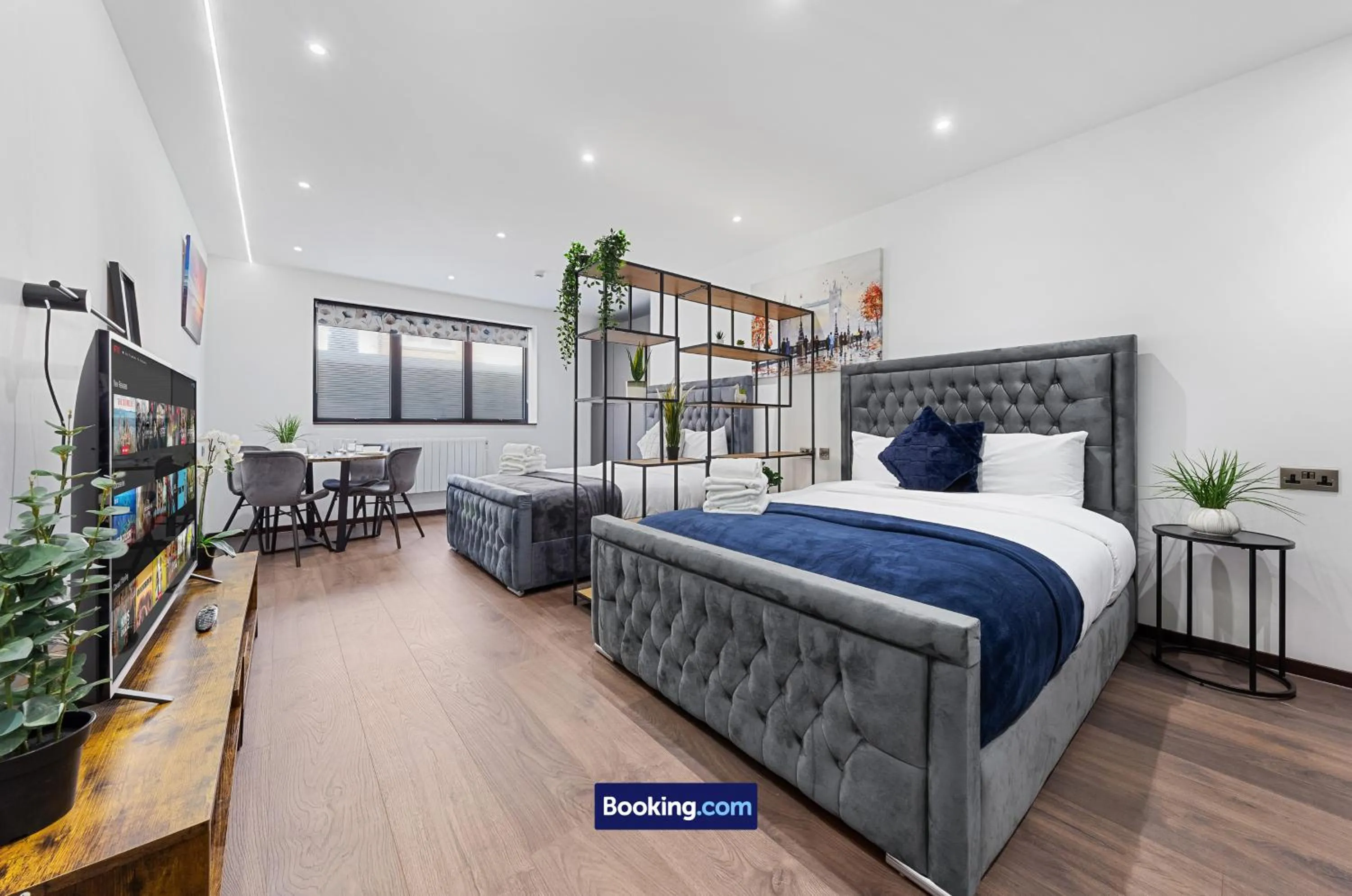 Bed in Stylish Studio Apt By Stay Smart Short Lets & Serviced Accommodation Woodstock With Free WiFi