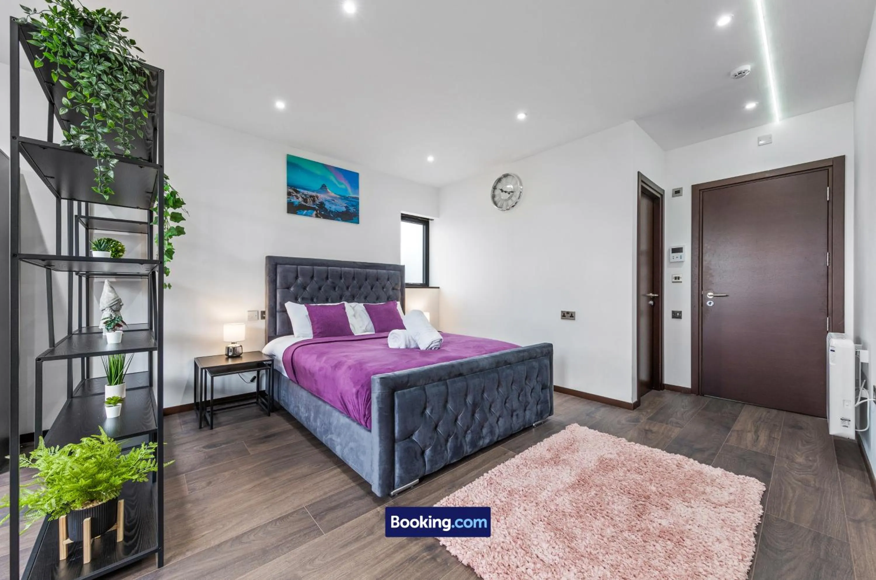 Bed in Stylish Studio Apt By Stay Smart Short Lets & Serviced Accommodation Woodstock With Free WiFi