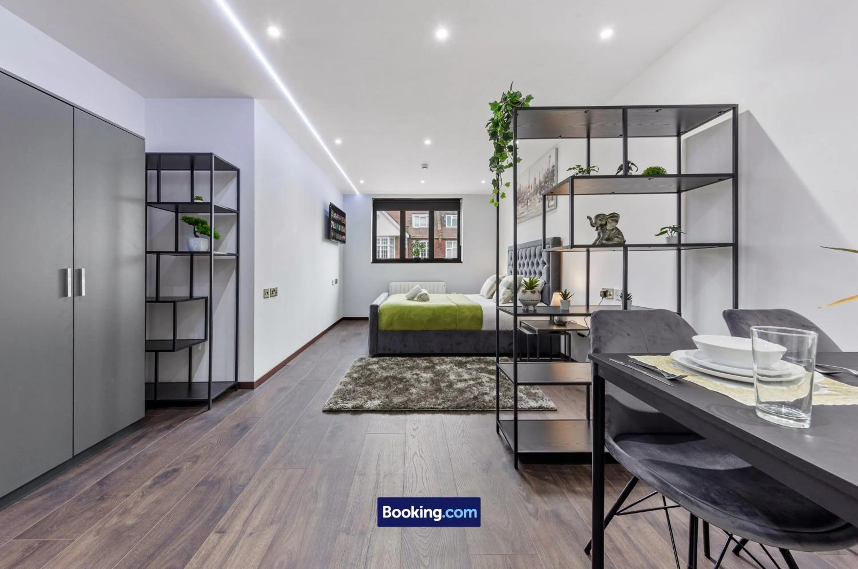 Bed in Stylish Studio Apt By Stay Smart Short Lets & Serviced Accommodation Woodstock With Free WiFi