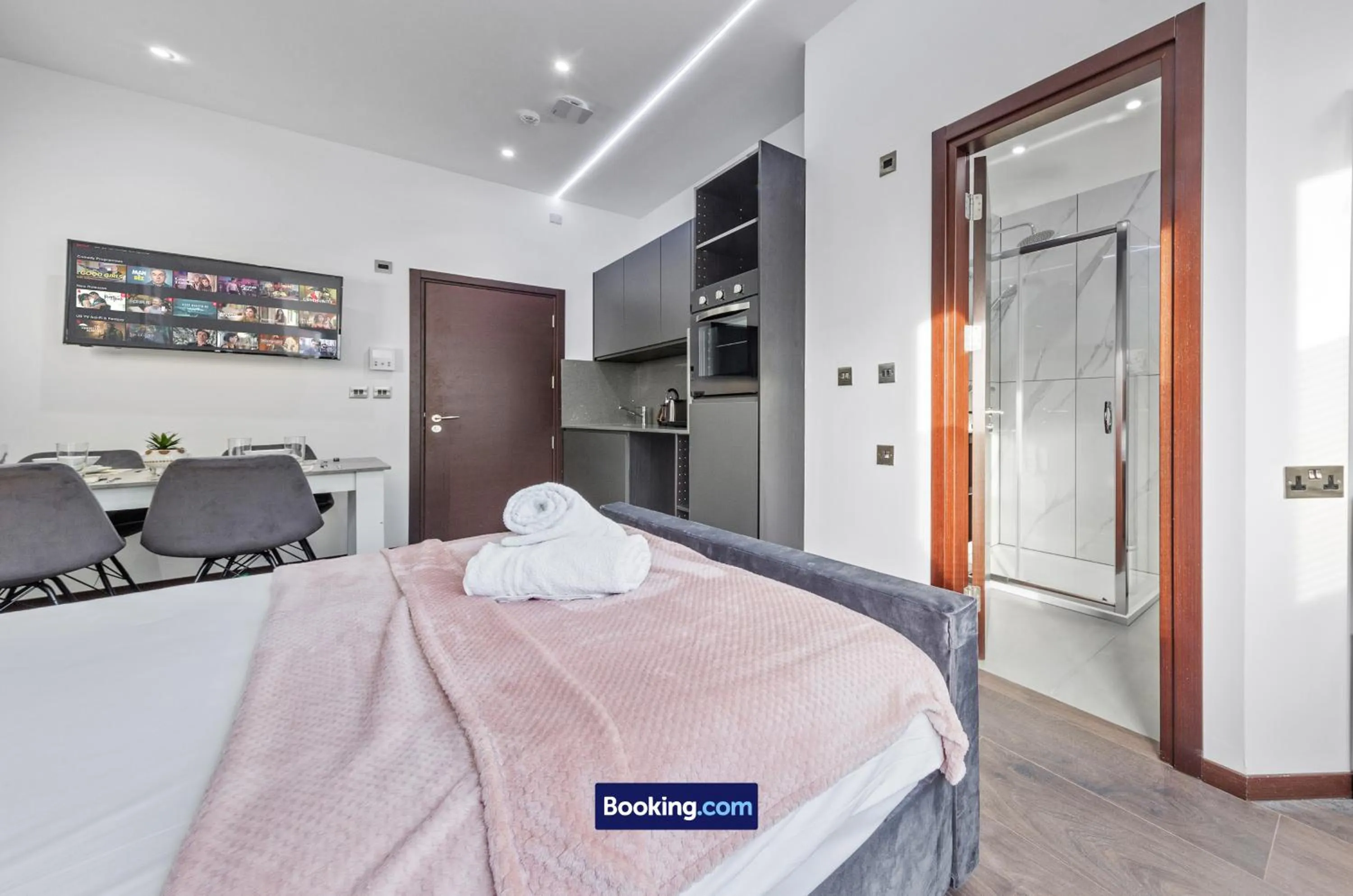 Bed in Stylish Studio Apt By Stay Smart Short Lets & Serviced Accommodation Woodstock With Free WiFi