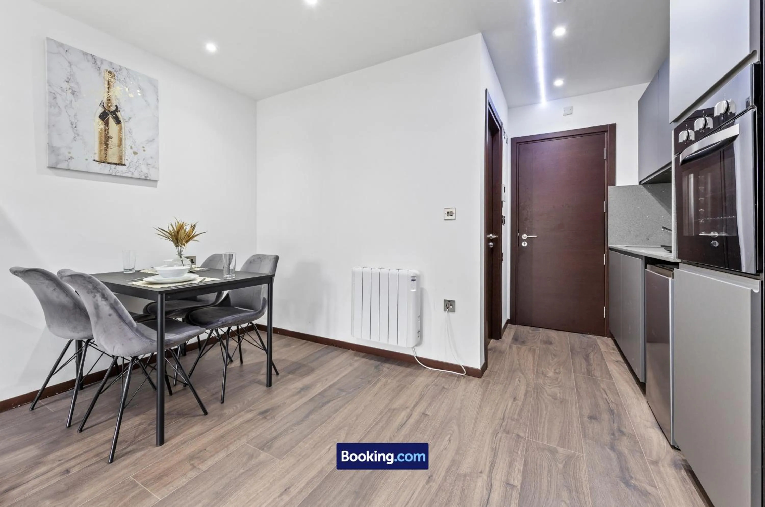 Kitchen or kitchenette in Stylish Studio Apt By Stay Smart Short Lets & Serviced Accommodation Woodstock With Free WiFi