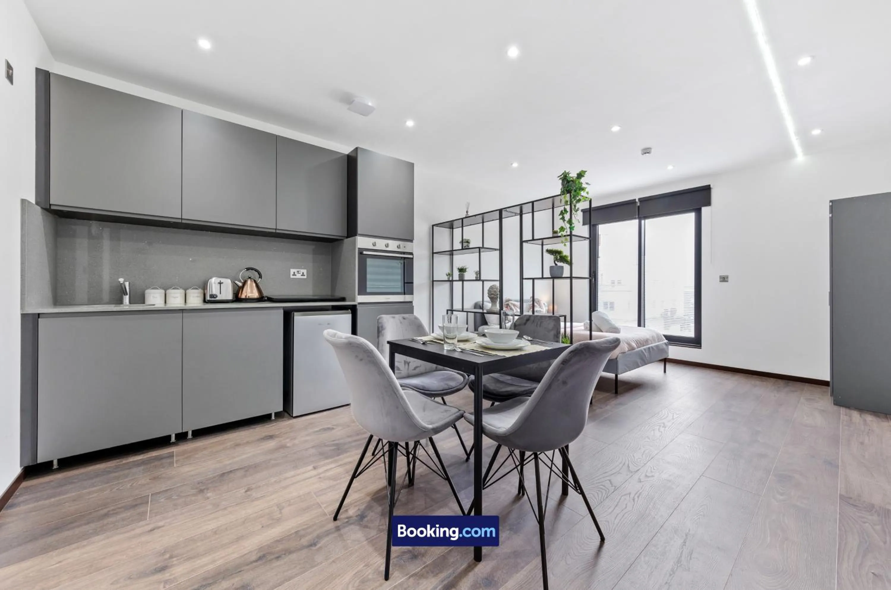 Kitchen or kitchenette in Stylish Studio Apt By Stay Smart Short Lets & Serviced Accommodation Woodstock With Free WiFi