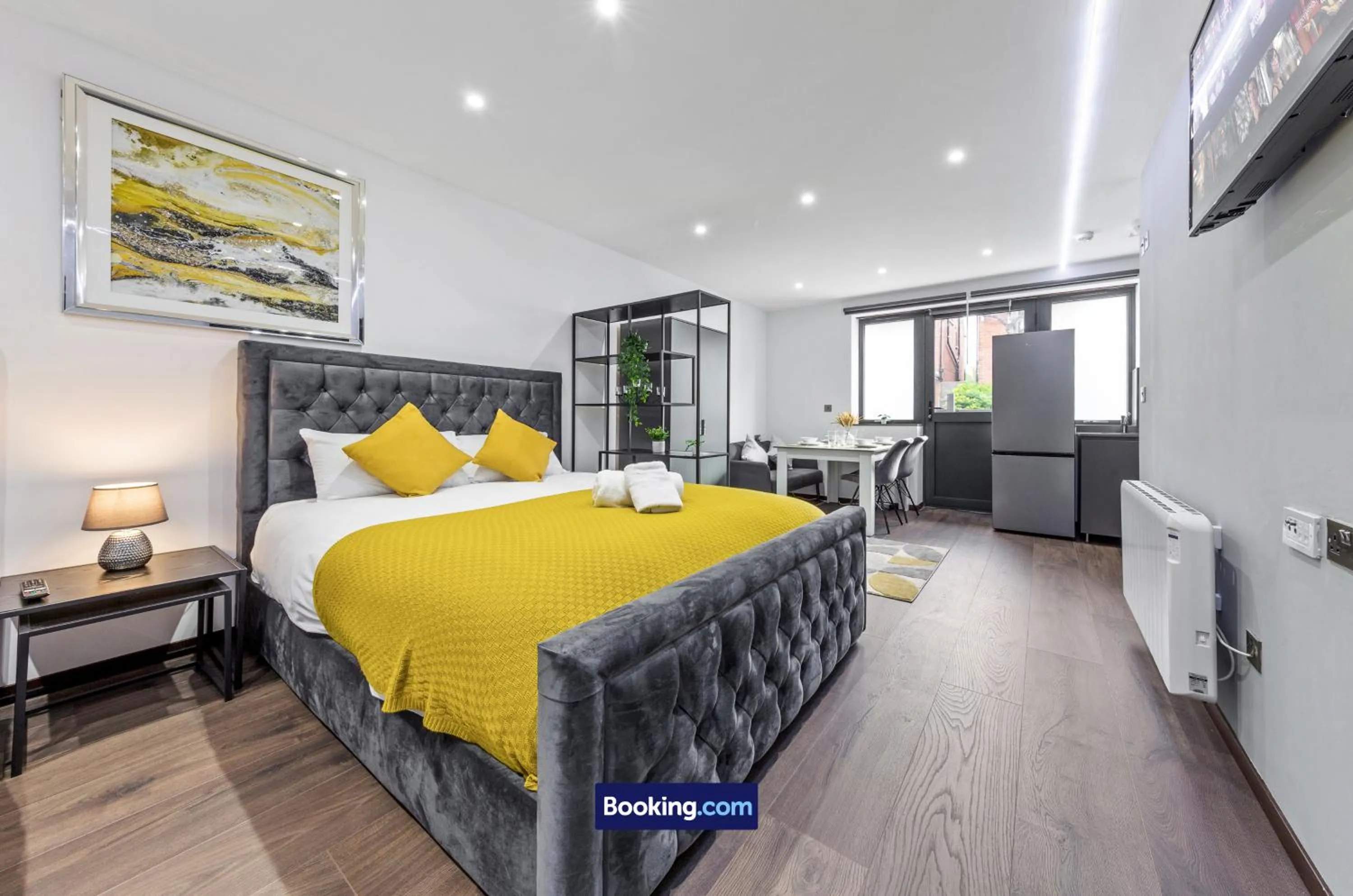 Bed in Stylish Studio Apt By Stay Smart Short Lets & Serviced Accommodation Woodstock With Free WiFi