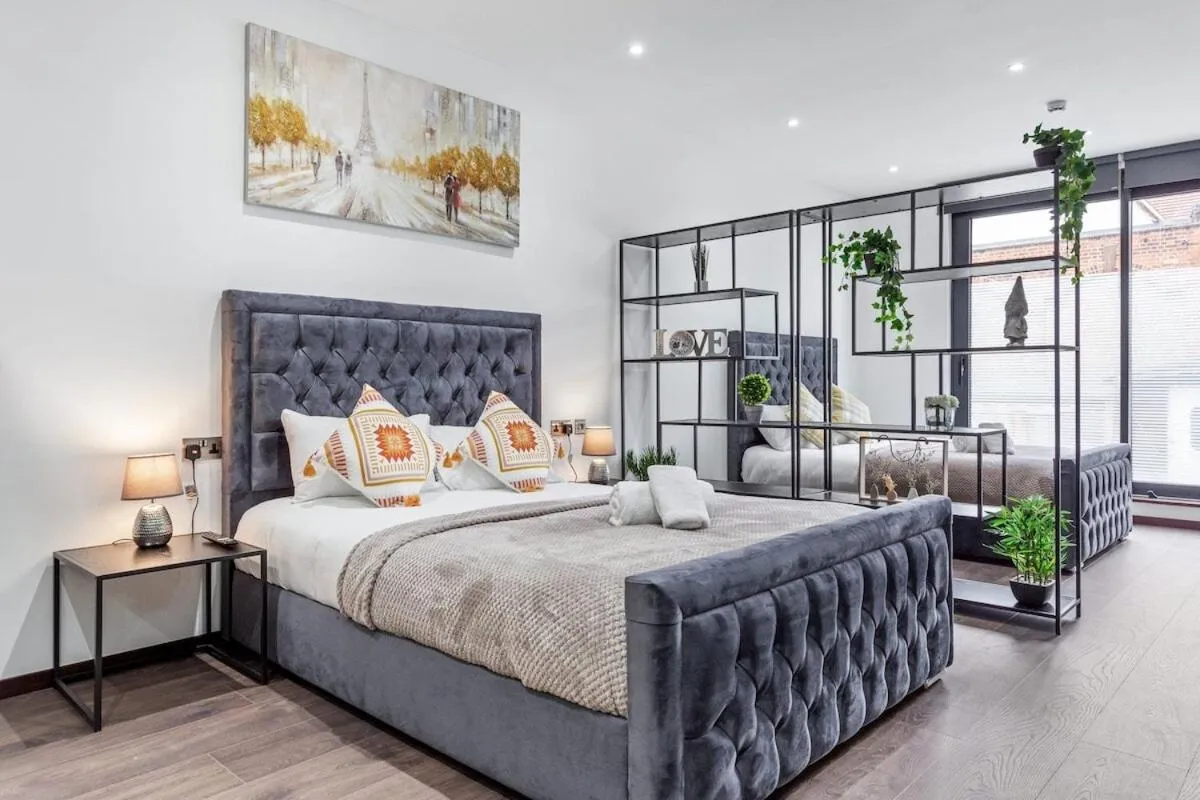 Superior Apartment in Stylish Studio Apt By Stay Smart Short Lets & Serviced Accommodation Woodstock With Free WiFi