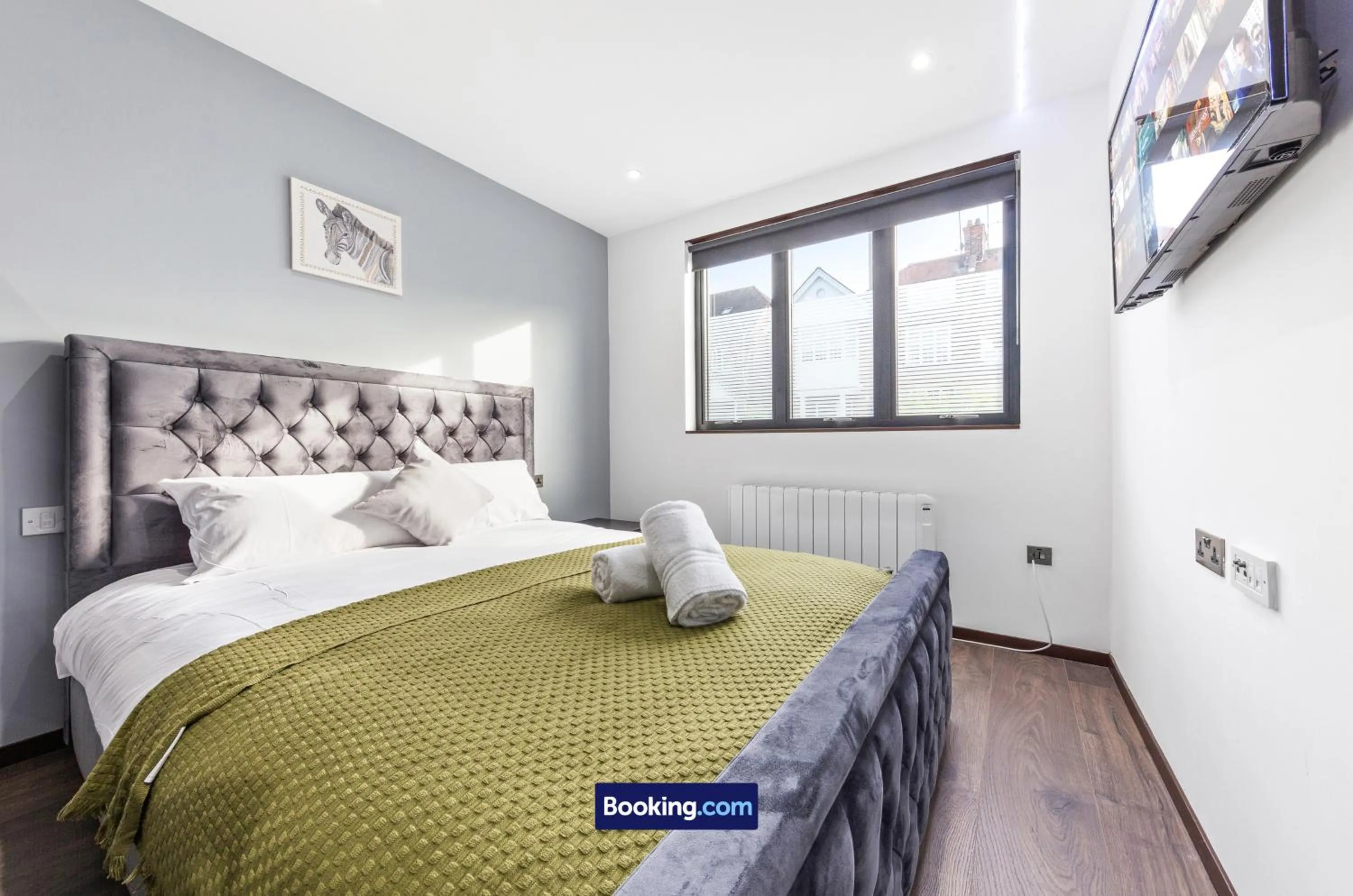 Bed in Stylish Studio Apt By Stay Smart Short Lets & Serviced Accommodation Woodstock With Free WiFi