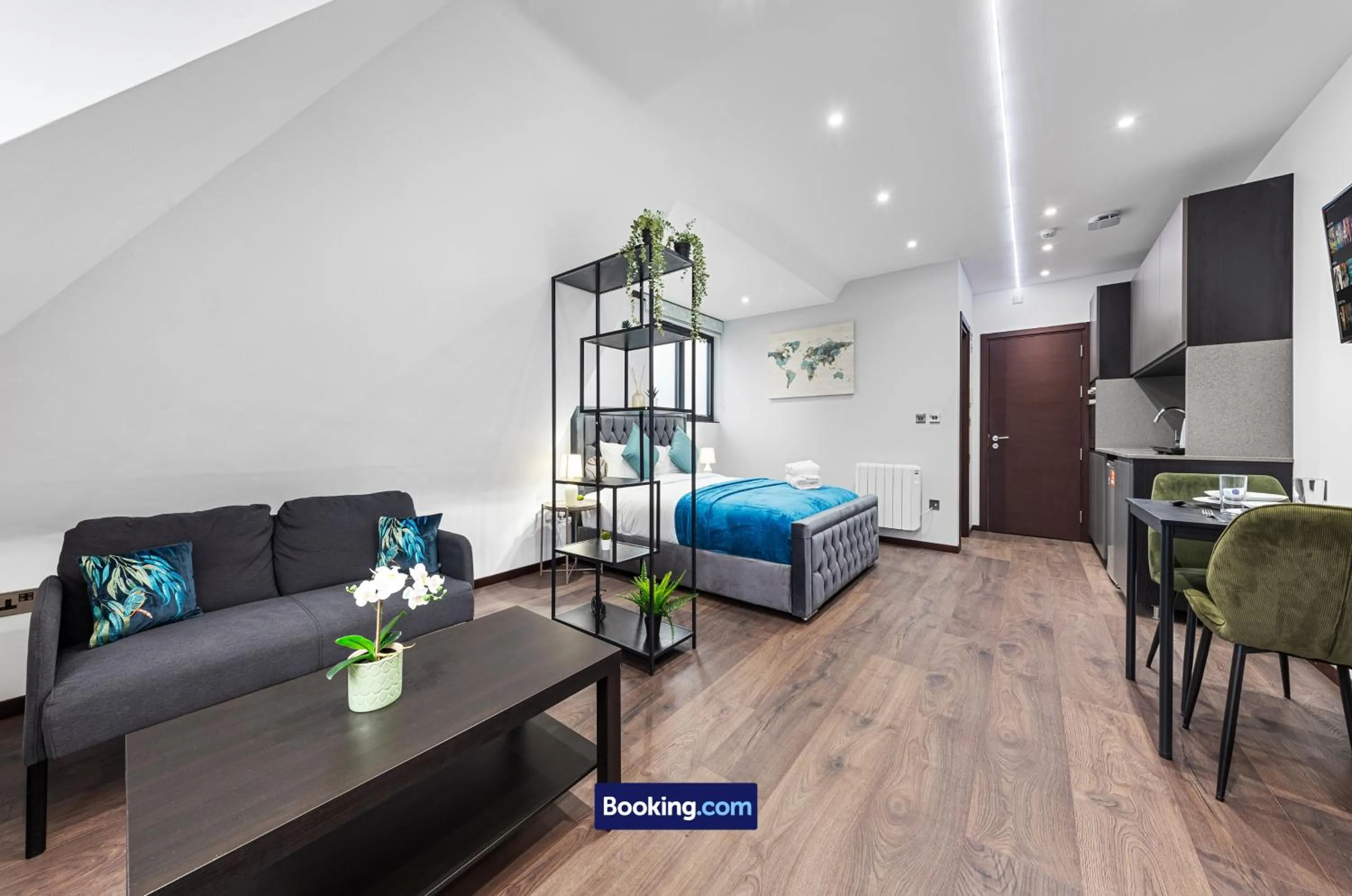 Photo of the whole room, Bed in Stylish Studio Apt By Stay Smart Short Lets & Serviced Accommodation Woodstock With Free WiFi