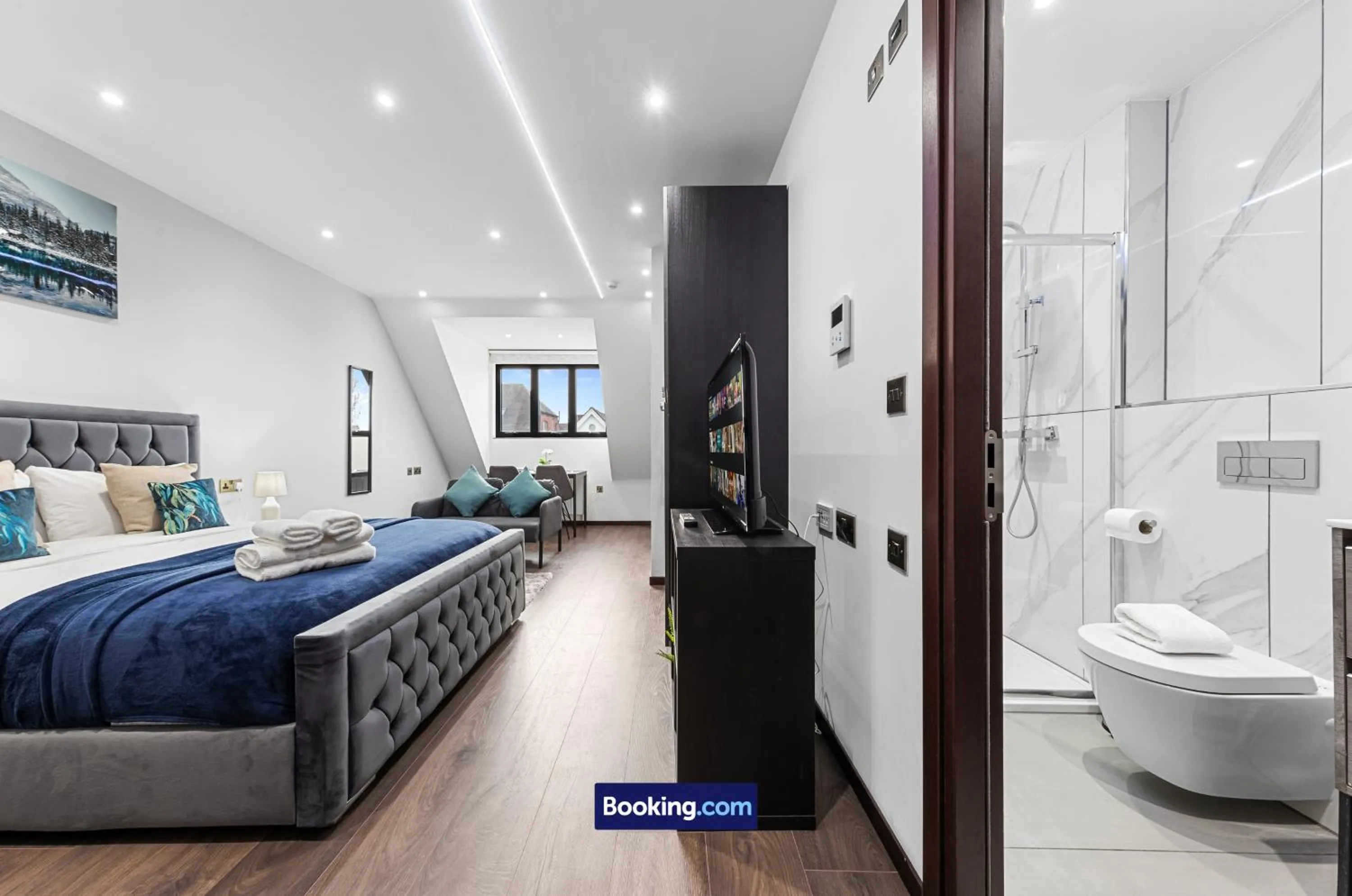 Bed in Stylish Studio Apt By Stay Smart Short Lets & Serviced Accommodation Woodstock With Free WiFi