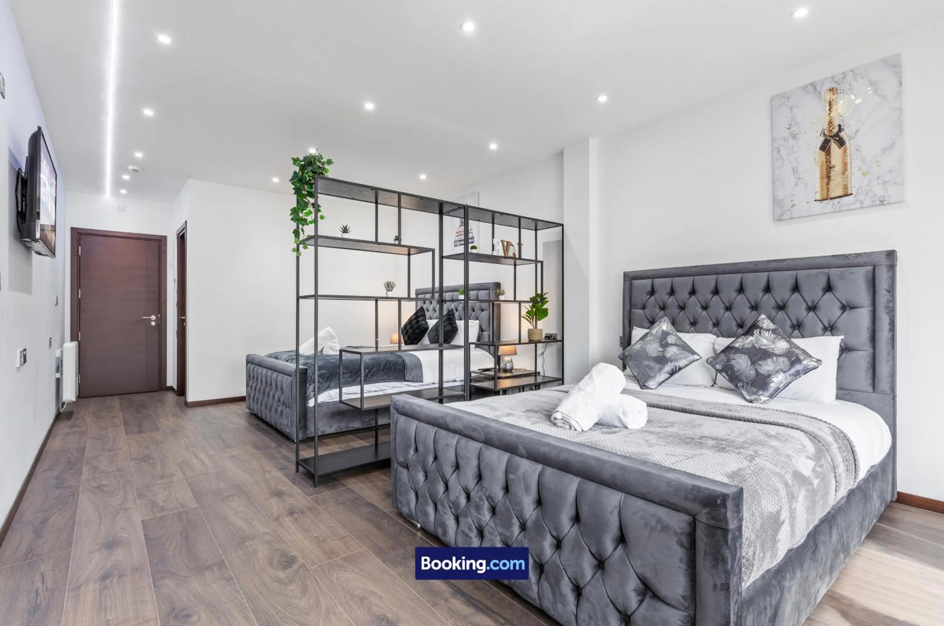 Bed in Stylish Studio Apt By Stay Smart Short Lets & Serviced Accommodation Woodstock With Free WiFi