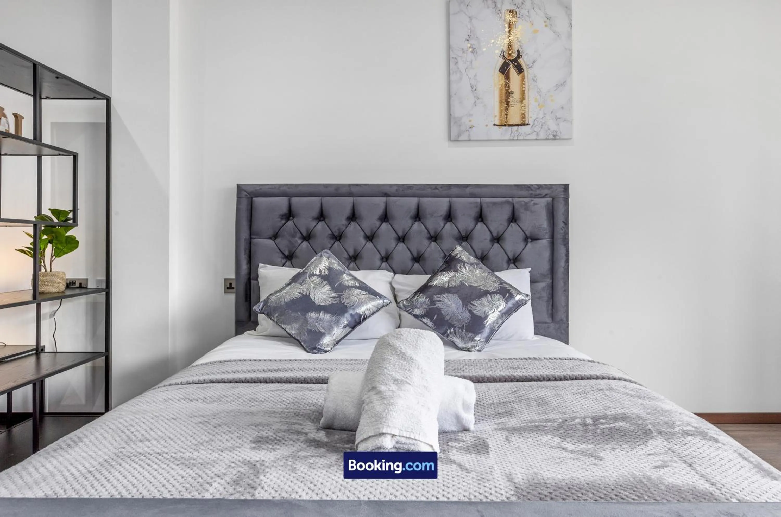 Bed in Stylish Studio Apt By Stay Smart Short Lets & Serviced Accommodation Woodstock With Free WiFi