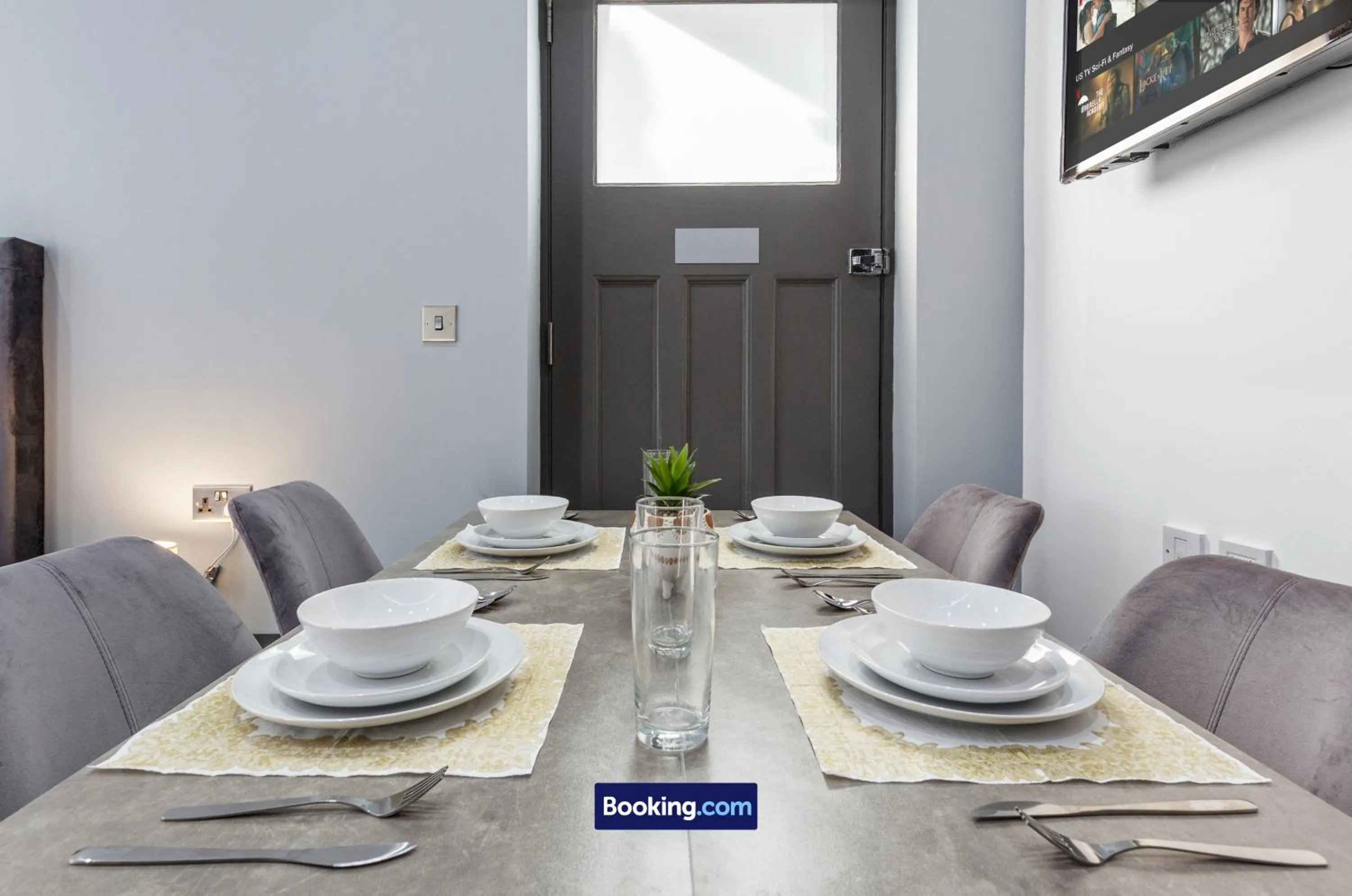 Dining area in Stylish Studio Apt By Stay Smart Short Lets & Serviced Accommodation Woodstock With Free WiFi