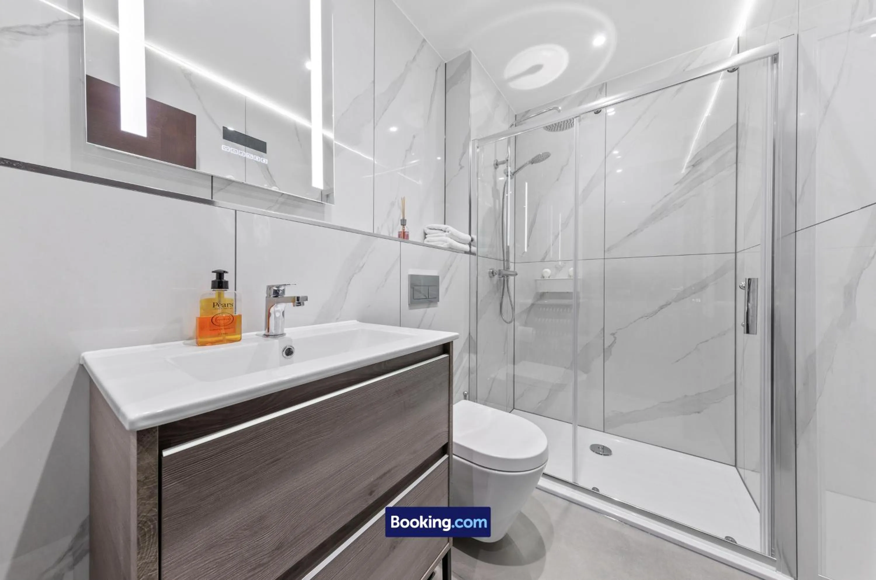 Bathroom in Stylish Studio Apt By Stay Smart Short Lets & Serviced Accommodation Woodstock With Free WiFi