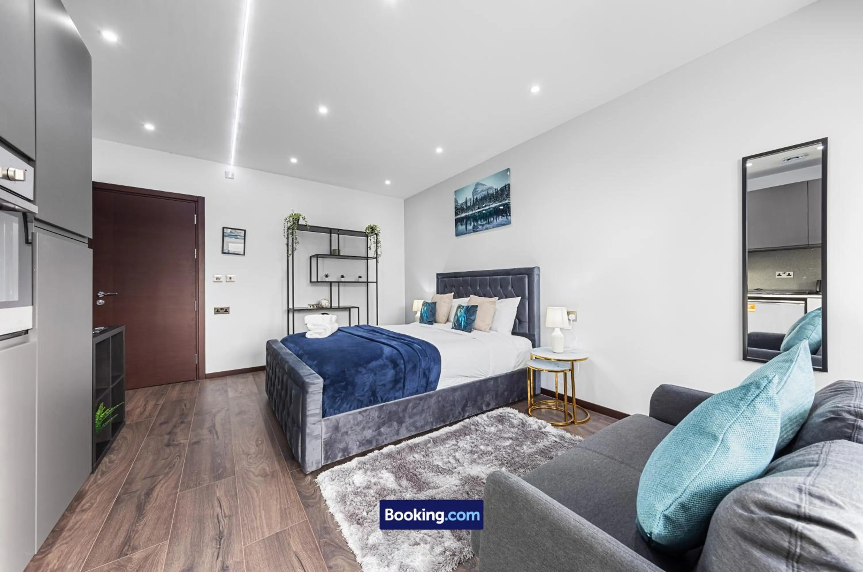 Bed in Stylish Studio Apt By Stay Smart Short Lets & Serviced Accommodation Woodstock With Free WiFi