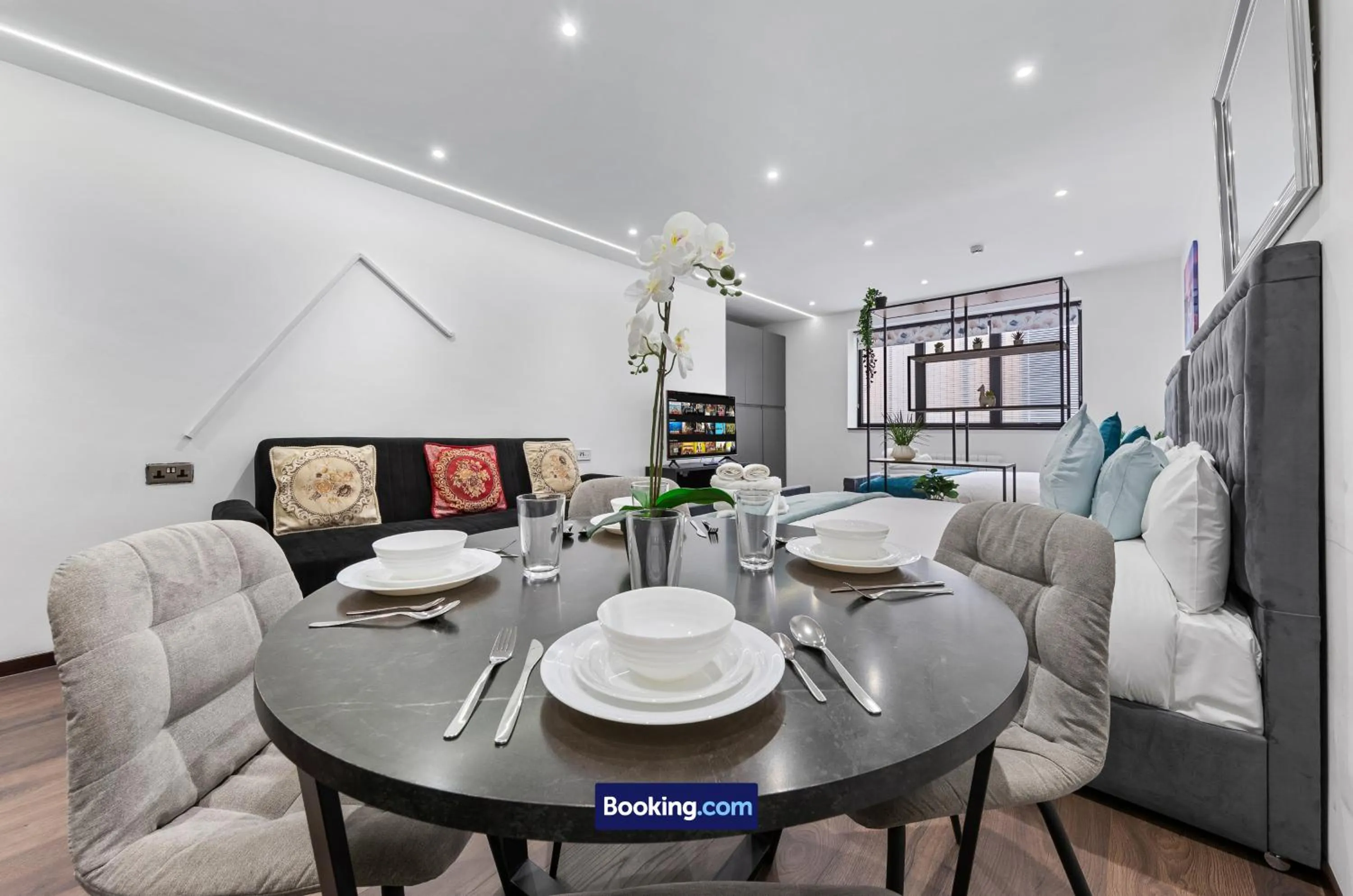 Dining area in Stylish Studio Apt By Stay Smart Short Lets & Serviced Accommodation Woodstock With Free WiFi