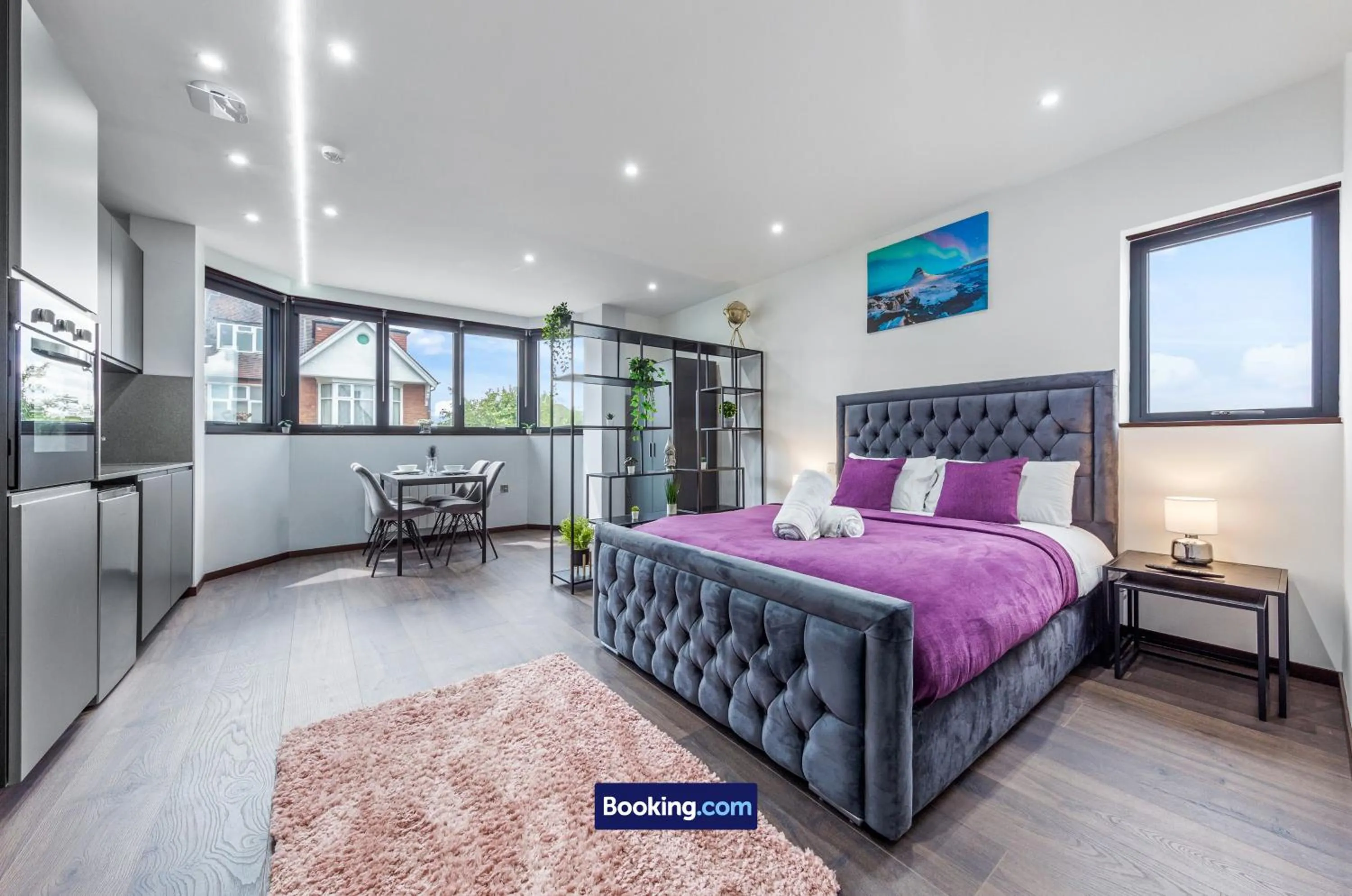 Bed in Stylish Studio Apt By Stay Smart Short Lets & Serviced Accommodation Woodstock With Free WiFi