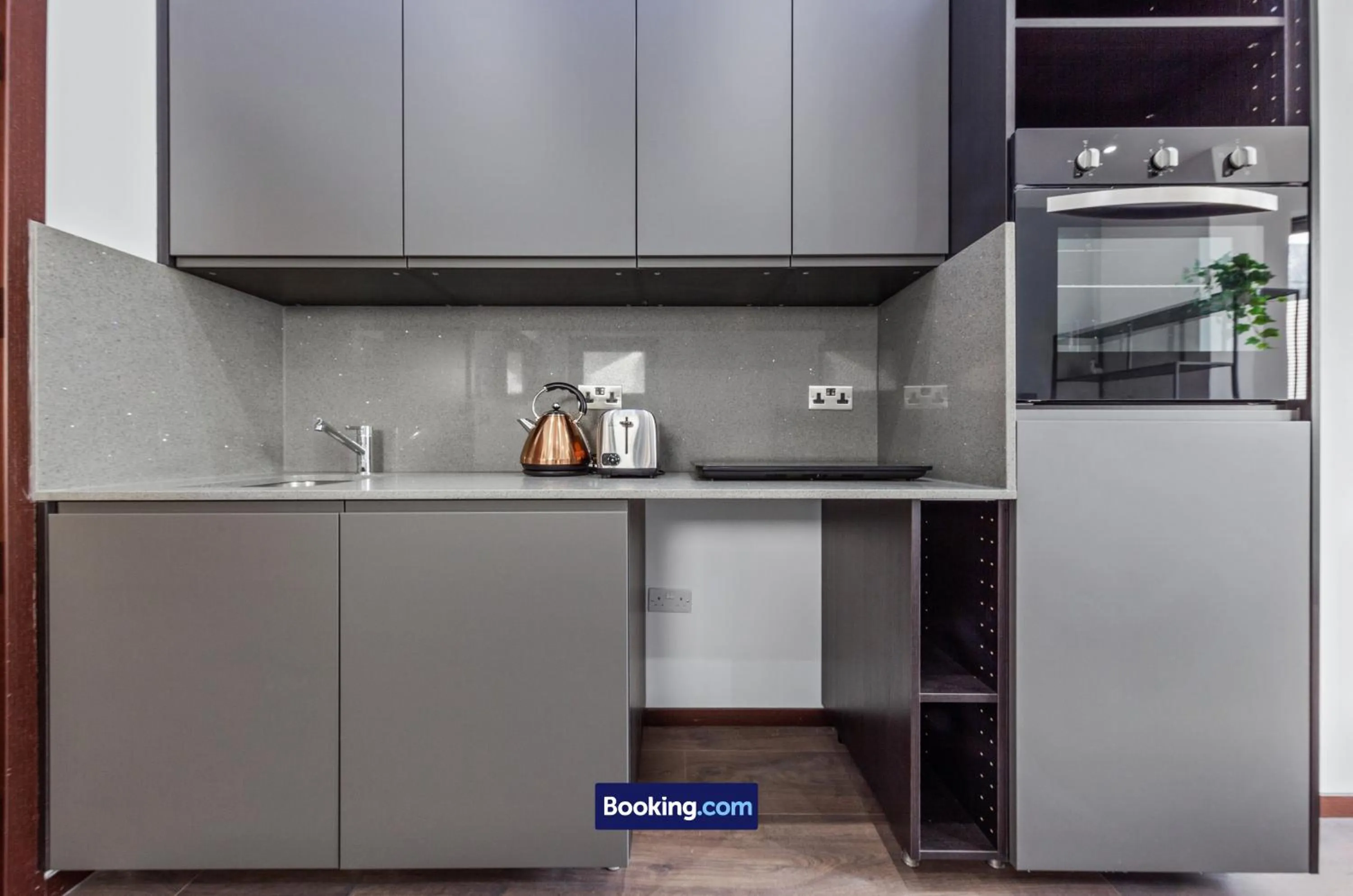 Kitchen or kitchenette in Stylish Studio Apt By Stay Smart Short Lets & Serviced Accommodation Woodstock With Free WiFi