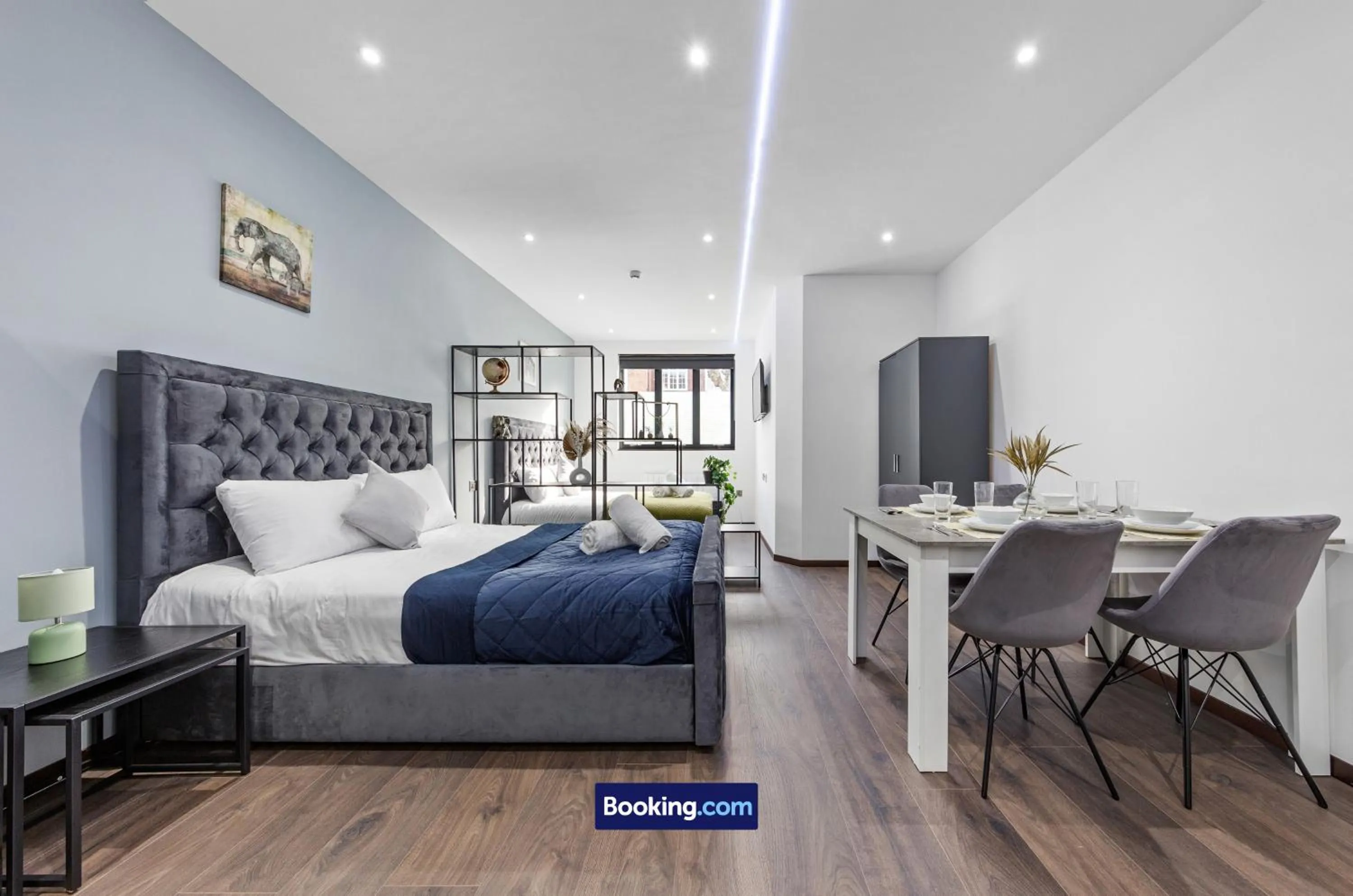 TV and multimedia, Bed in Stylish Studio Apt By Stay Smart Short Lets & Serviced Accommodation Woodstock With Free WiFi