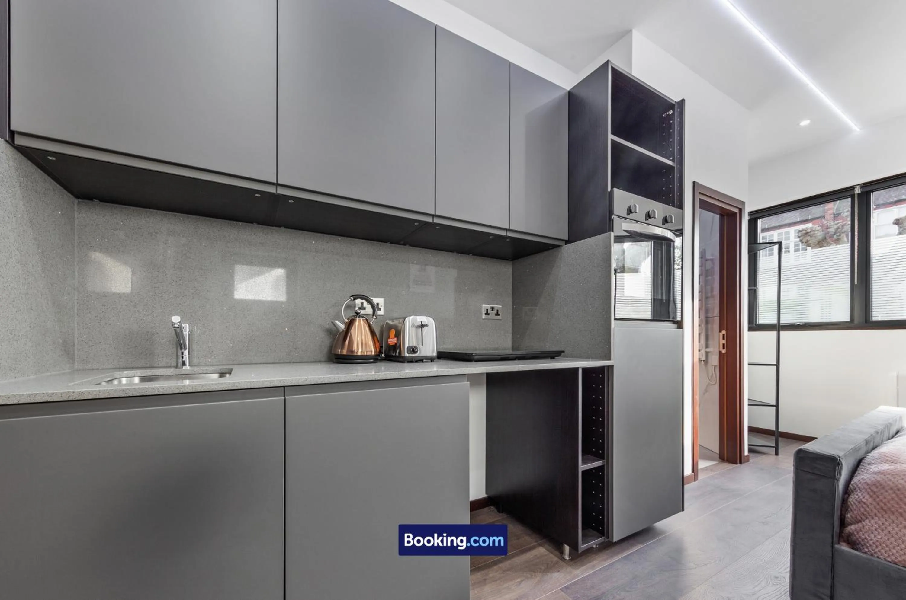 Kitchen or kitchenette in Stylish Studio Apt By Stay Smart Short Lets & Serviced Accommodation Woodstock With Free WiFi