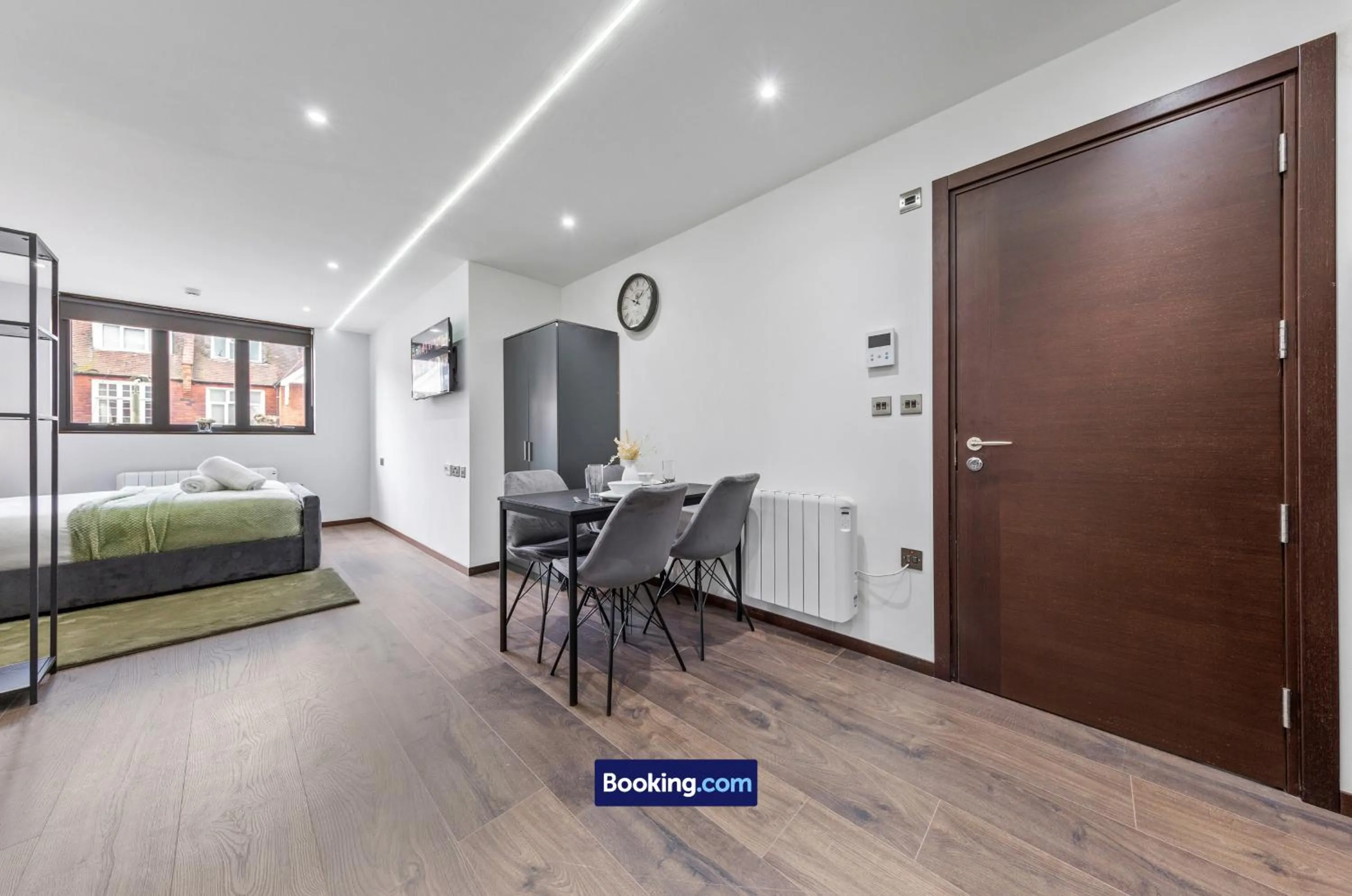 Bed in Stylish Studio Apt By Stay Smart Short Lets & Serviced Accommodation Woodstock With Free WiFi