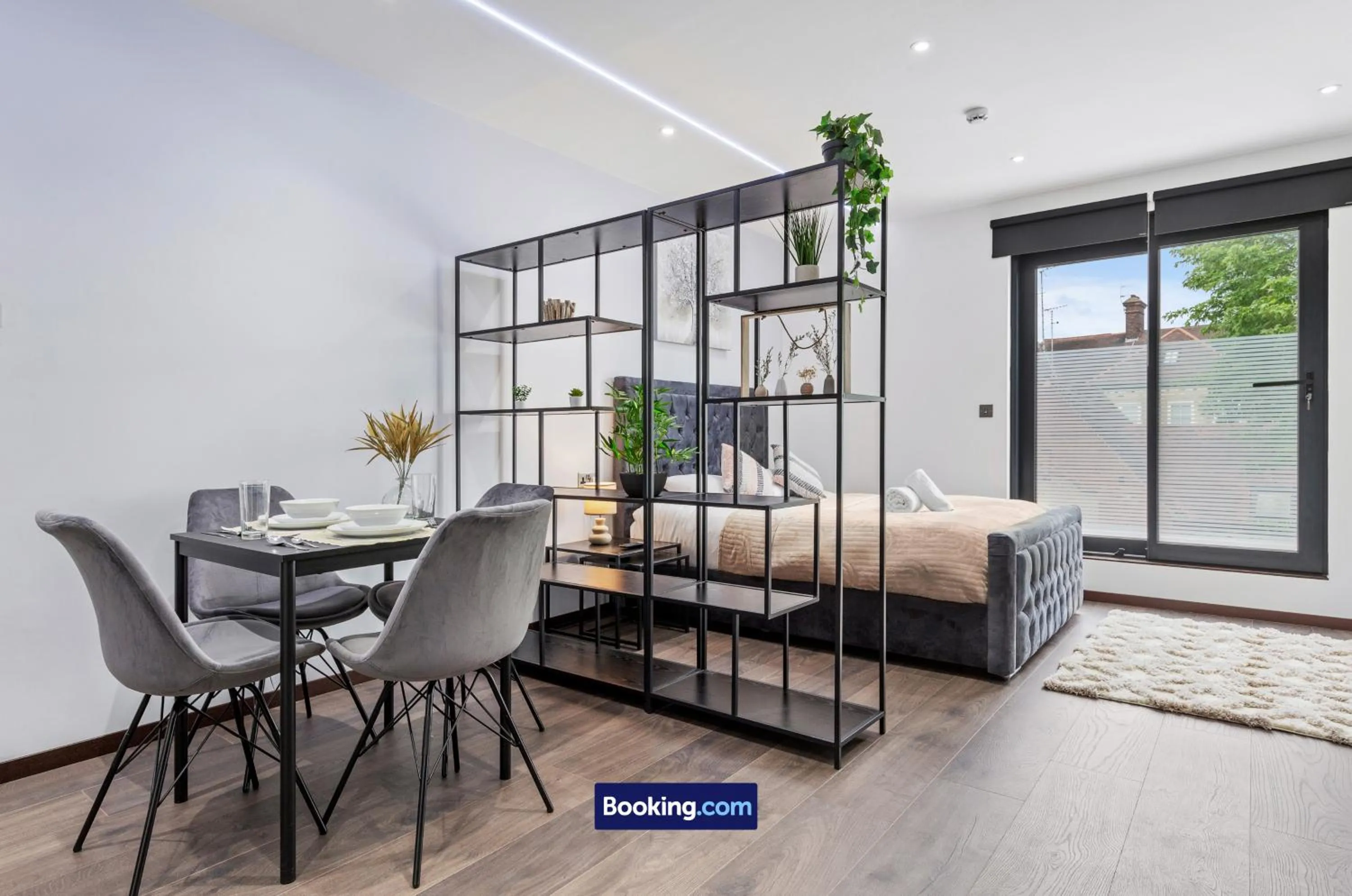 Bed in Stylish Studio Apt By Stay Smart Short Lets & Serviced Accommodation Woodstock With Free WiFi