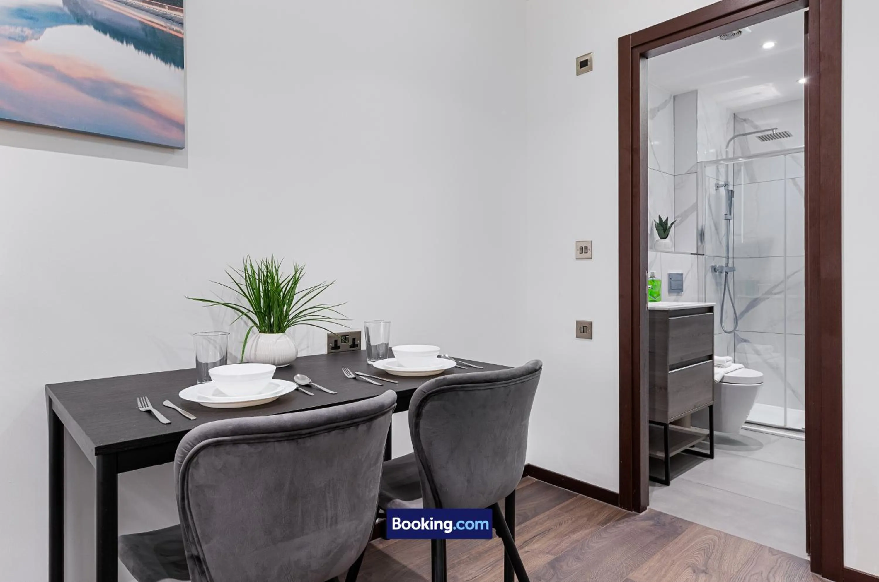 Dining area in Stylish Studio Apt By Stay Smart Short Lets & Serviced Accommodation Woodstock With Free WiFi