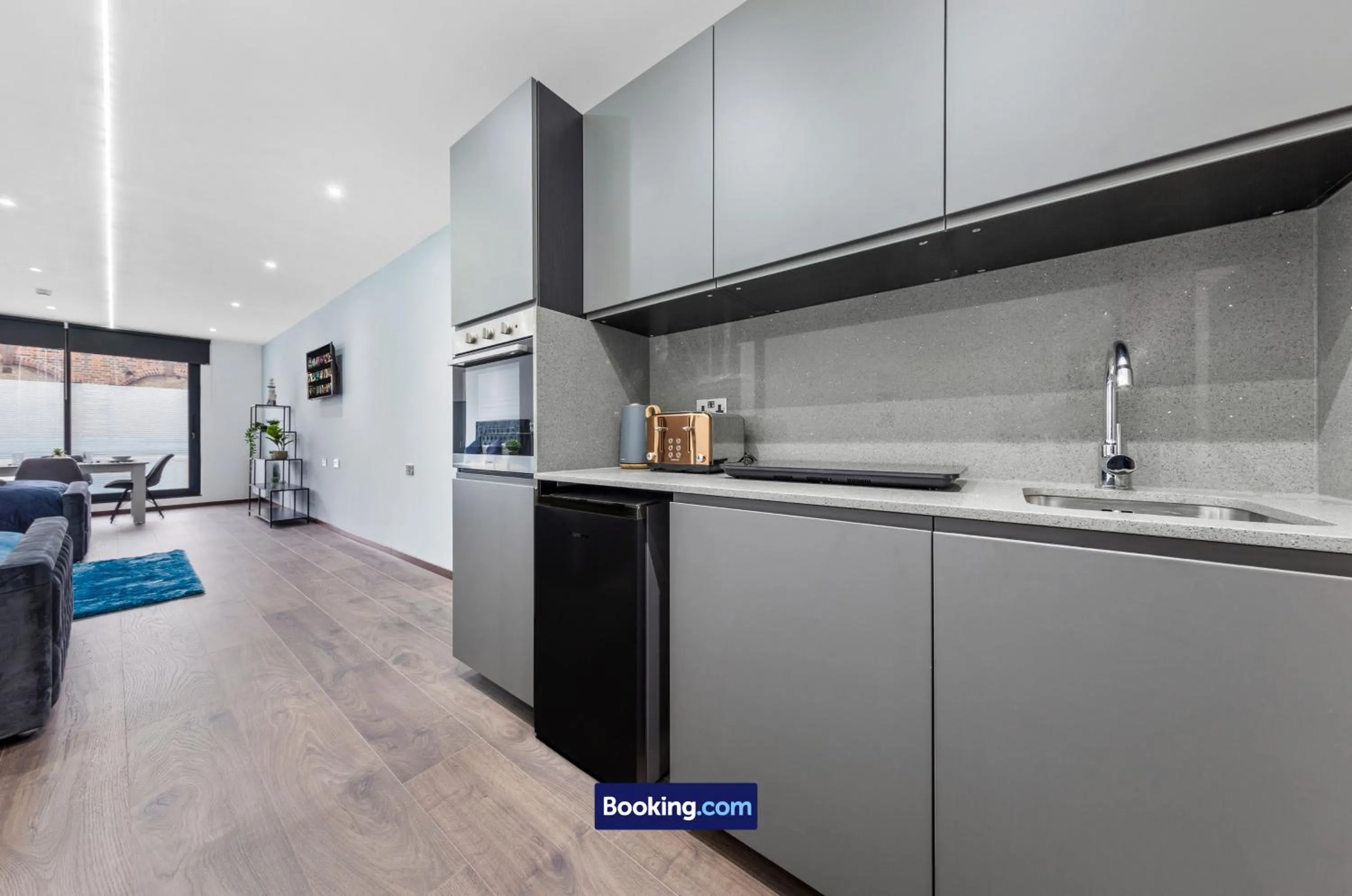 Kitchen or kitchenette in Stylish Studio Apt By Stay Smart Short Lets & Serviced Accommodation Woodstock With Free WiFi