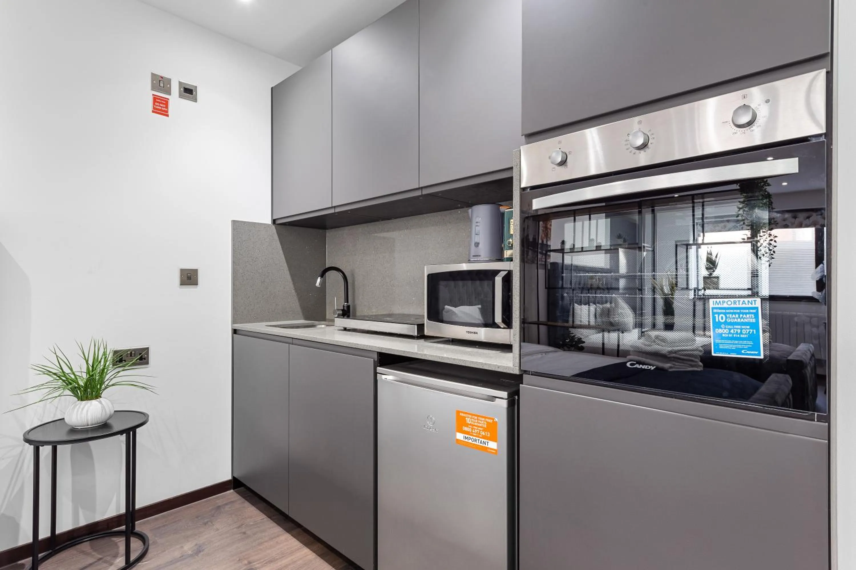 Classic Apartment in Stylish Studio Apt By Stay Smart Short Lets & Serviced Accommodation Woodstock With Free WiFi