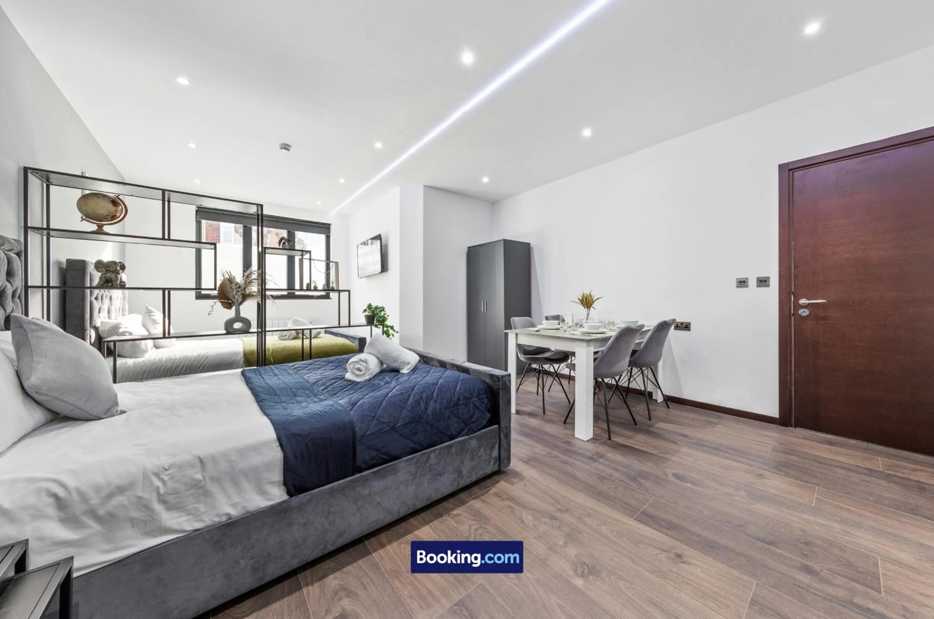 Bed in Stylish Studio Apt By Stay Smart Short Lets & Serviced Accommodation Woodstock With Free WiFi