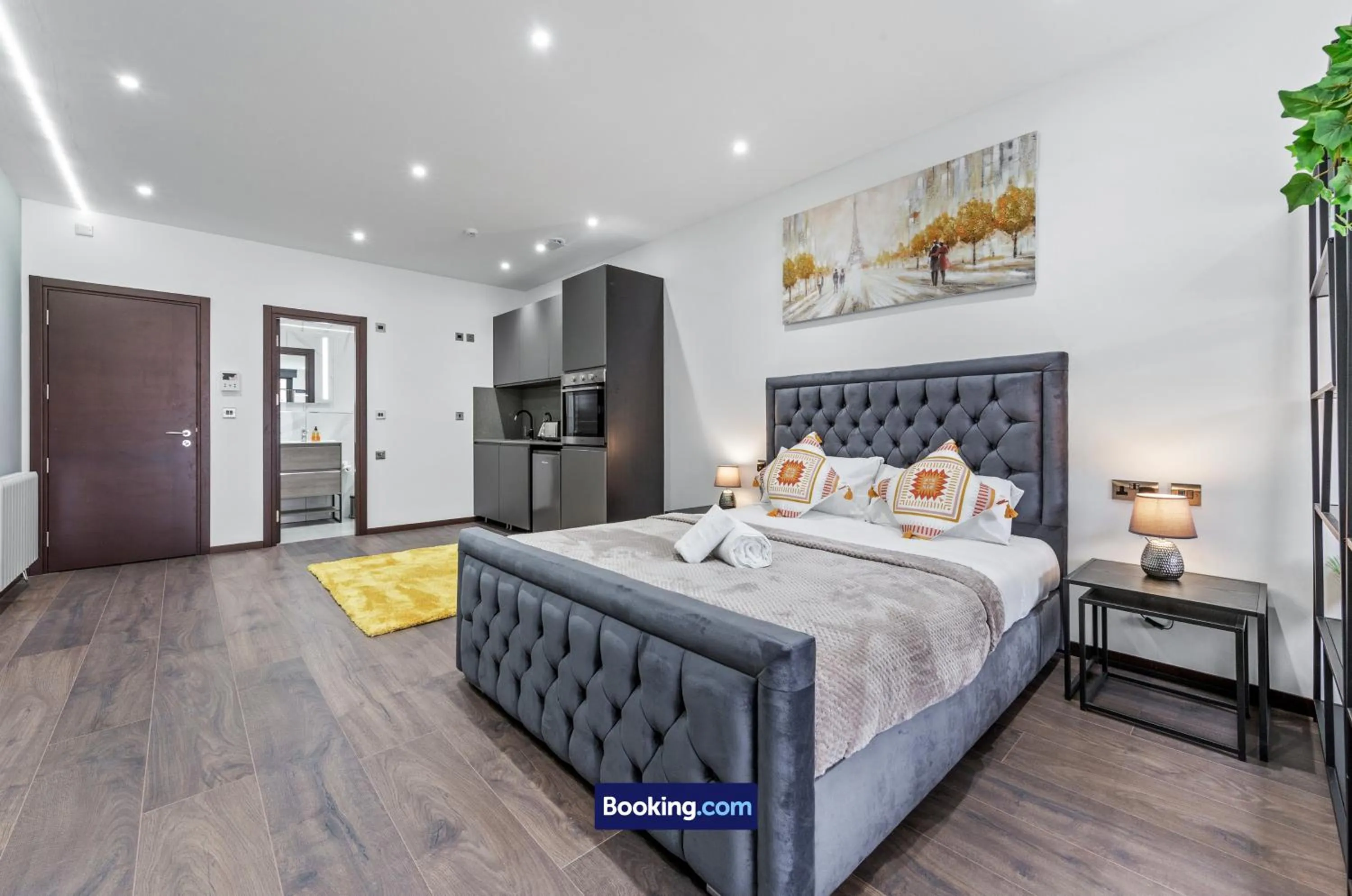 Bed in Stylish Studio Apt By Stay Smart Short Lets & Serviced Accommodation Woodstock With Free WiFi