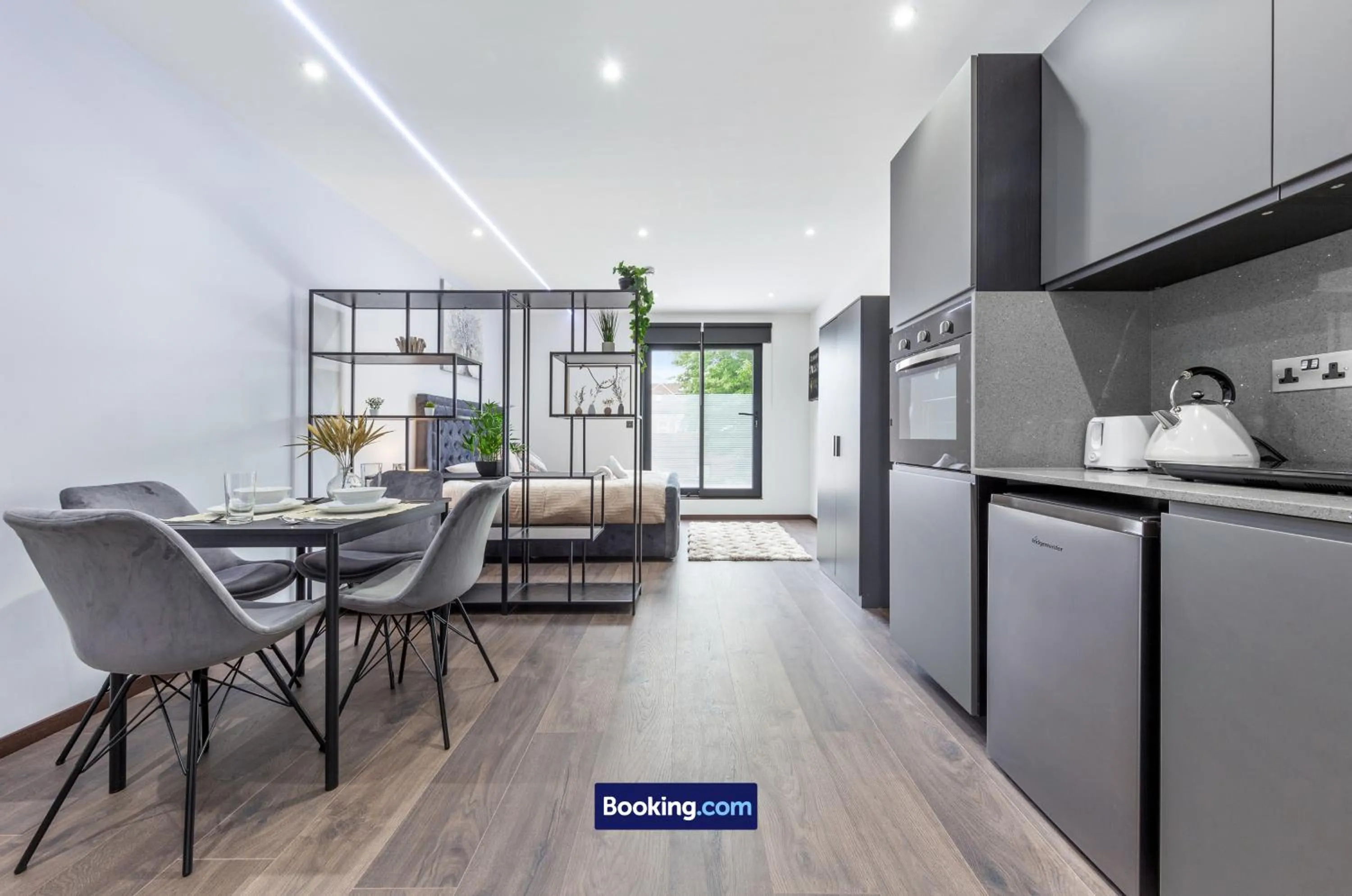 Kitchen or kitchenette in Stylish Studio Apt By Stay Smart Short Lets & Serviced Accommodation Woodstock With Free WiFi