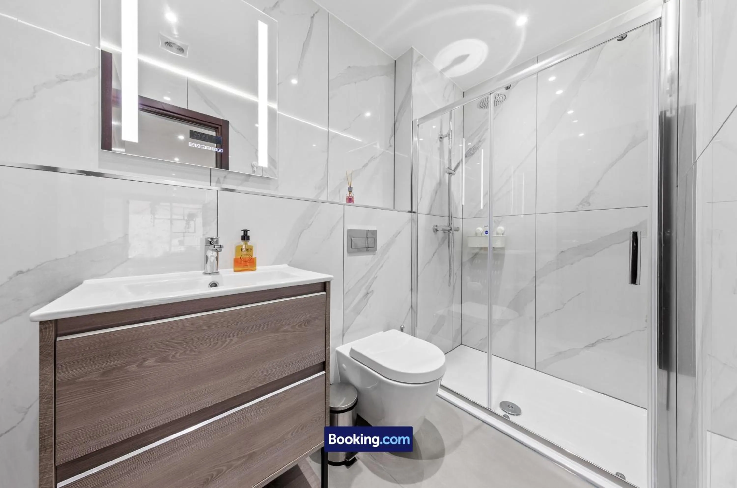 Bathroom in Stylish Studio Apt By Stay Smart Short Lets & Serviced Accommodation Woodstock With Free WiFi