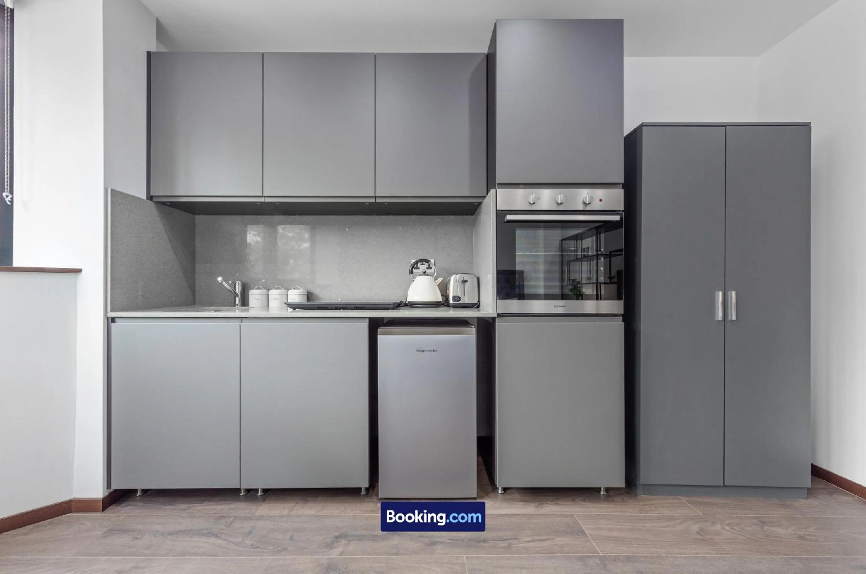 Kitchen or kitchenette in Stylish Studio Apt By Stay Smart Short Lets & Serviced Accommodation Woodstock With Free WiFi