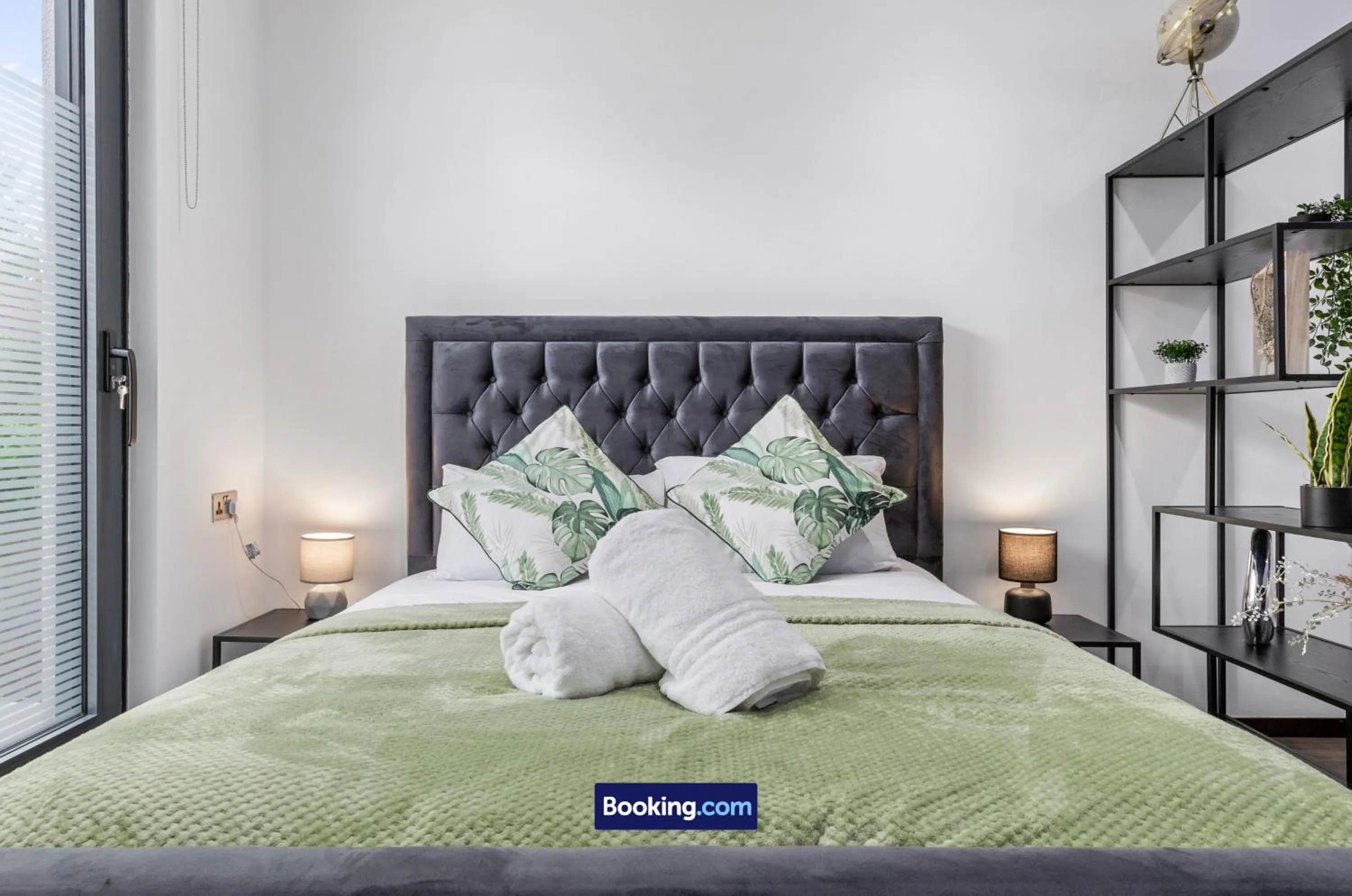 Bed in Stylish Studio Apt By Stay Smart Short Lets & Serviced Accommodation Woodstock With Free WiFi