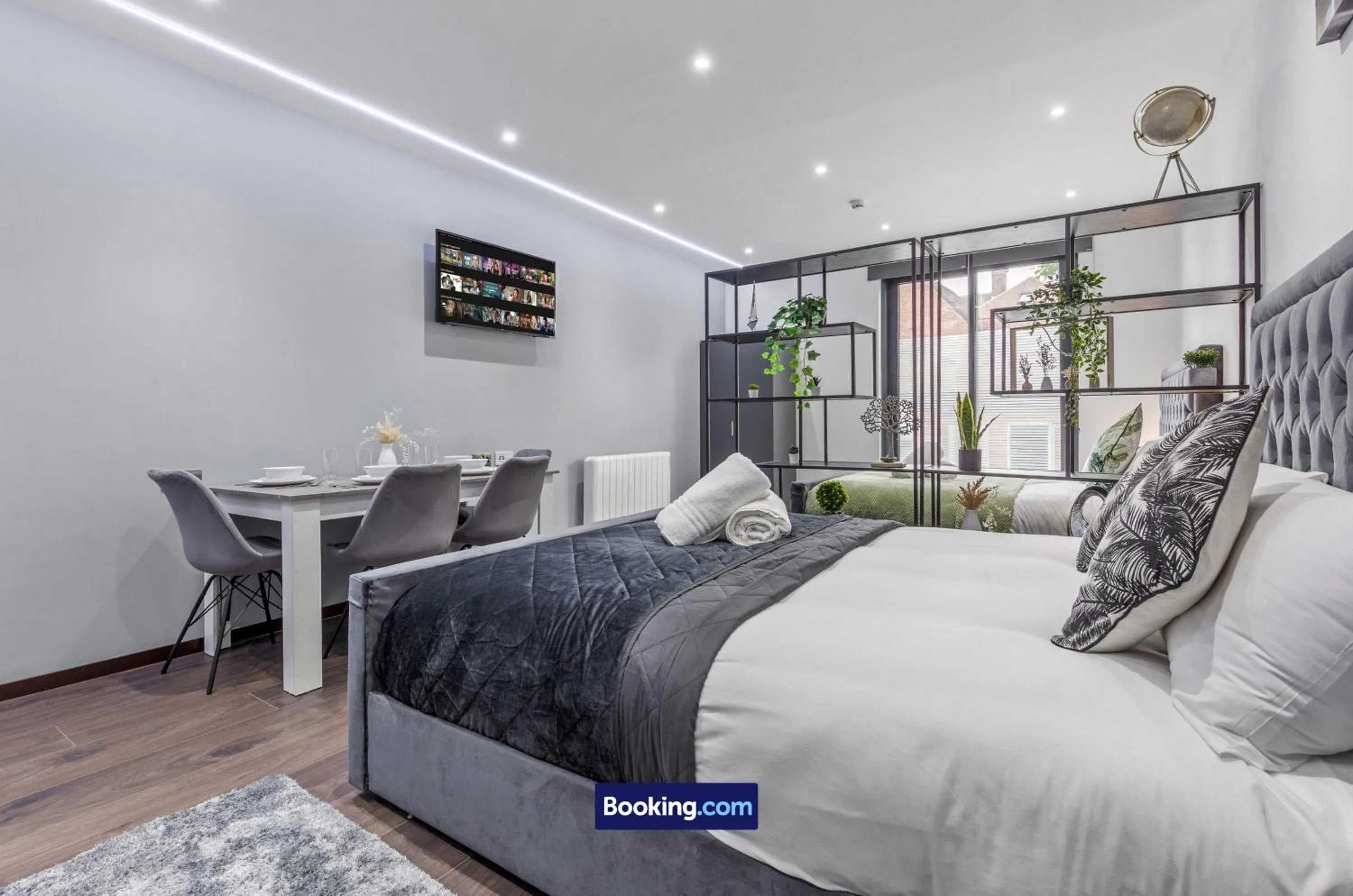 Bed in Stylish Studio Apt By Stay Smart Short Lets & Serviced Accommodation Woodstock With Free WiFi