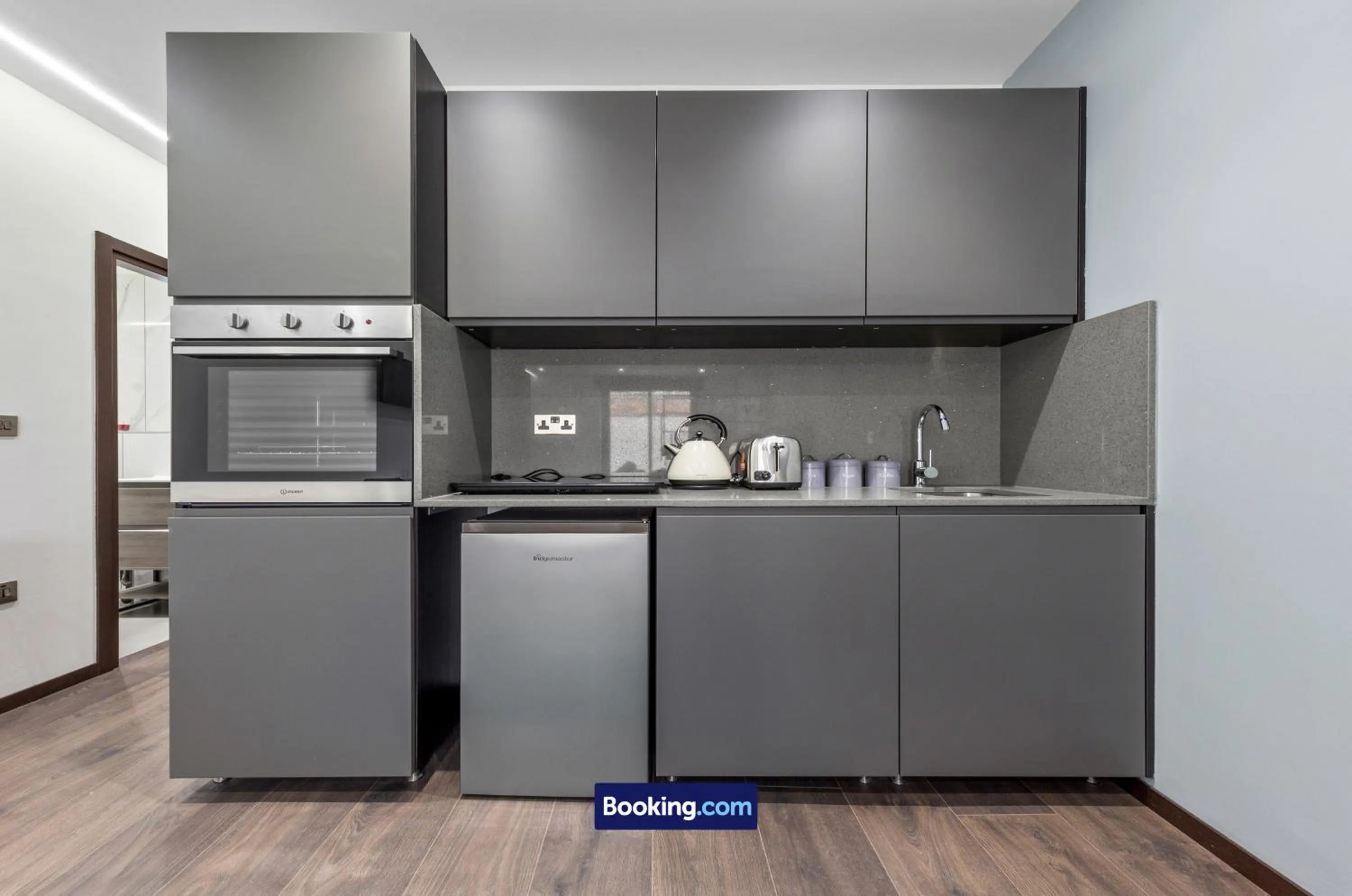 Kitchen or kitchenette in Stylish Studio Apt By Stay Smart Short Lets & Serviced Accommodation Woodstock With Free WiFi