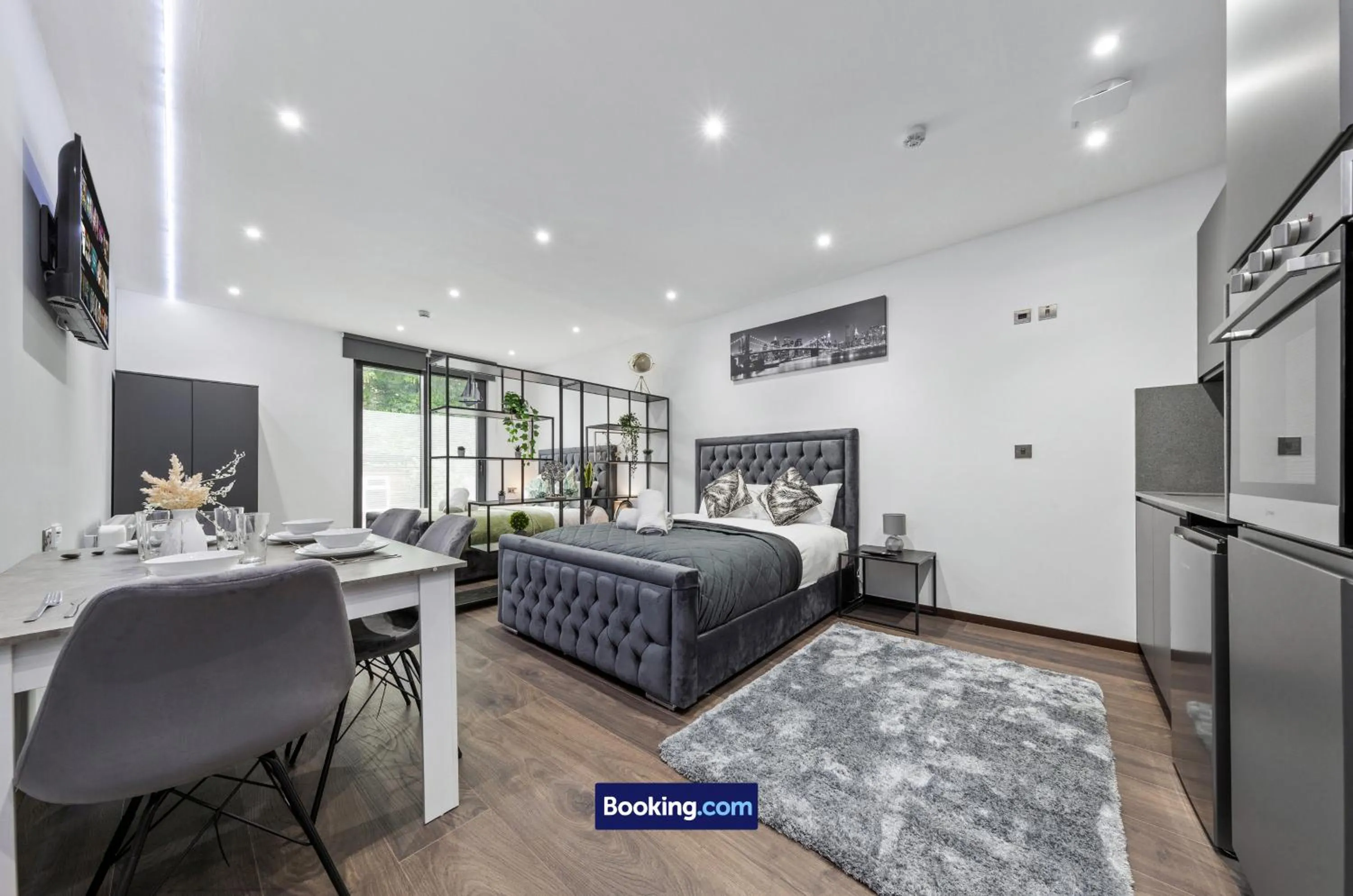 Bed in Stylish Studio Apt By Stay Smart Short Lets & Serviced Accommodation Woodstock With Free WiFi