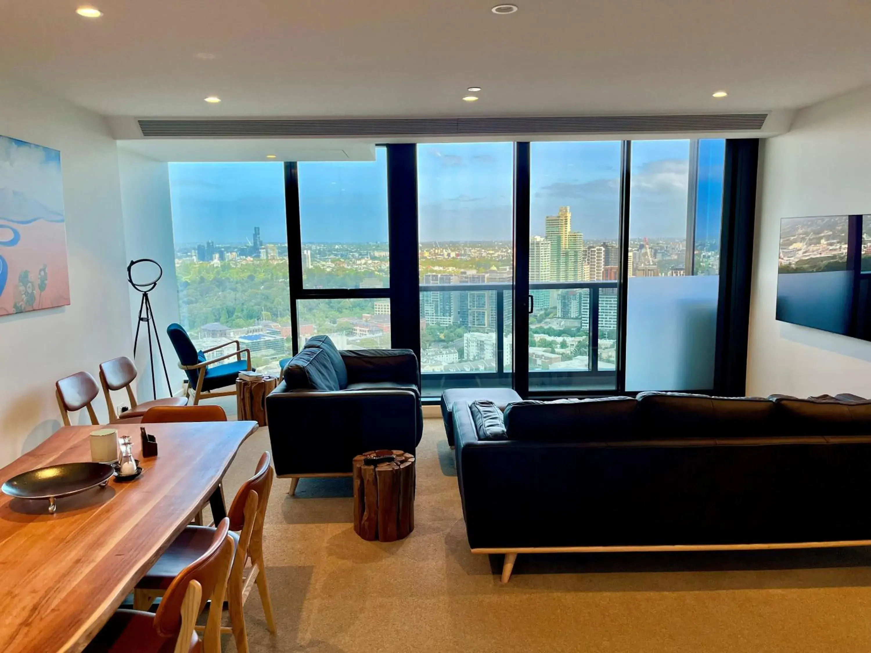 Modern 3 Bedroom Apartment with Amazing Views Modern 3 Bedroom Apartment with Amazing Views