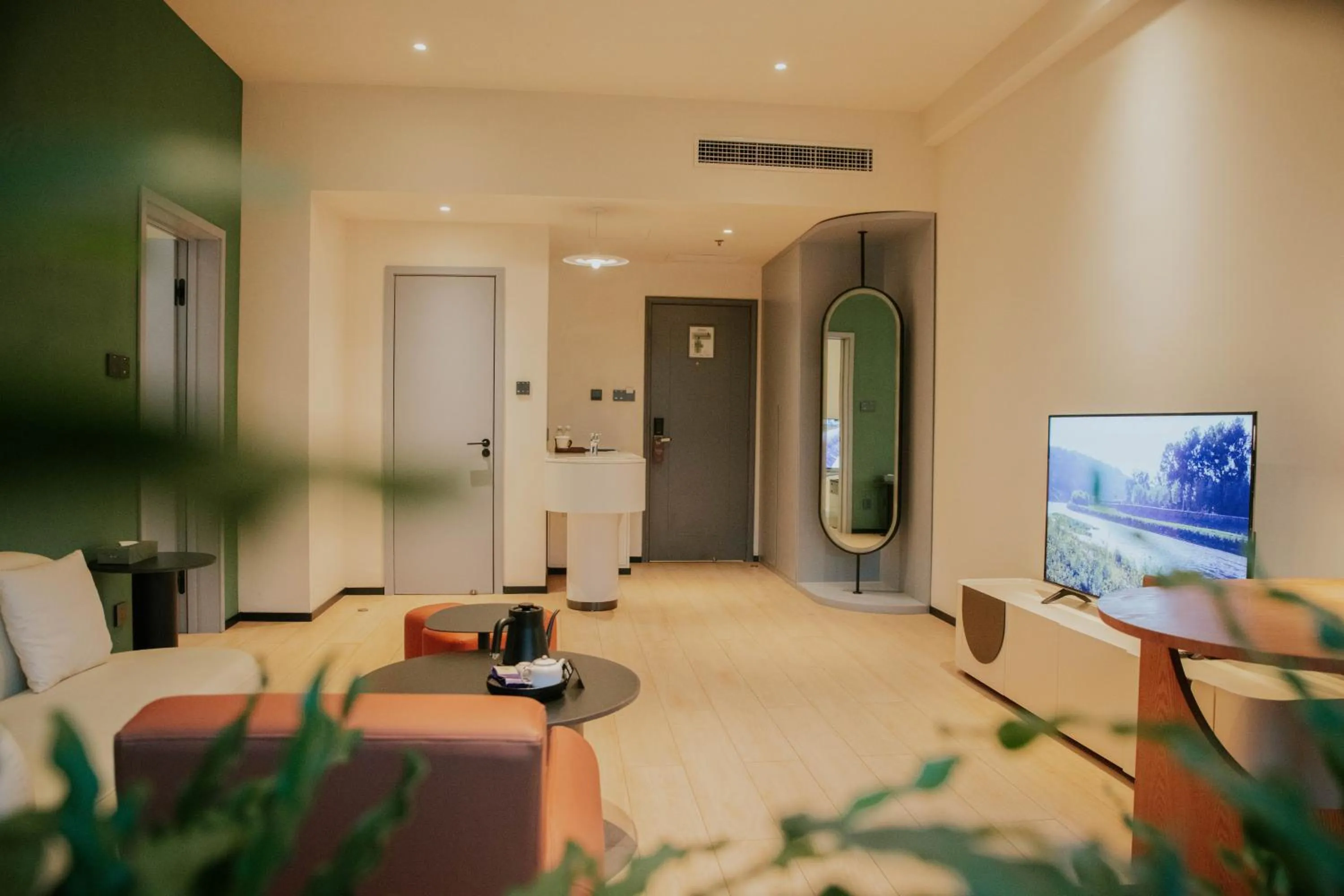 TV and multimedia in Zhi Resort Beijing&Peafowl Garden&Breakfast with Deer&Private Hot Spring&50 Meter Swimming Pool&Free Coffee&Close to Olympic Forest Park